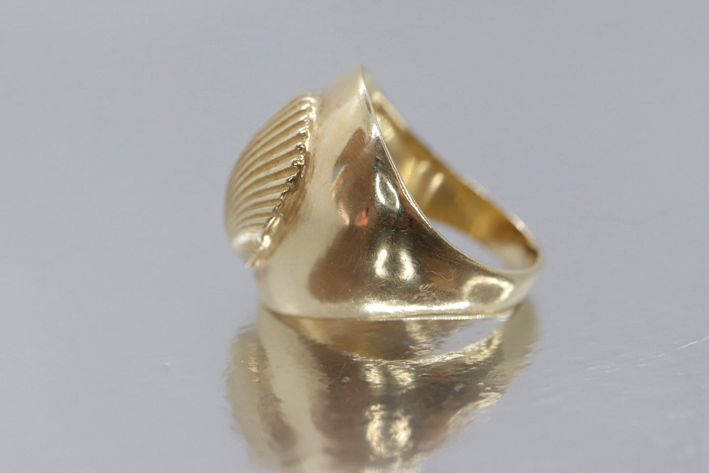 14k Heavy SHELL Embossed ring. 14k Yellow Gold Bulky SEASHELL Clam Signet ring 12Grams sz7.5