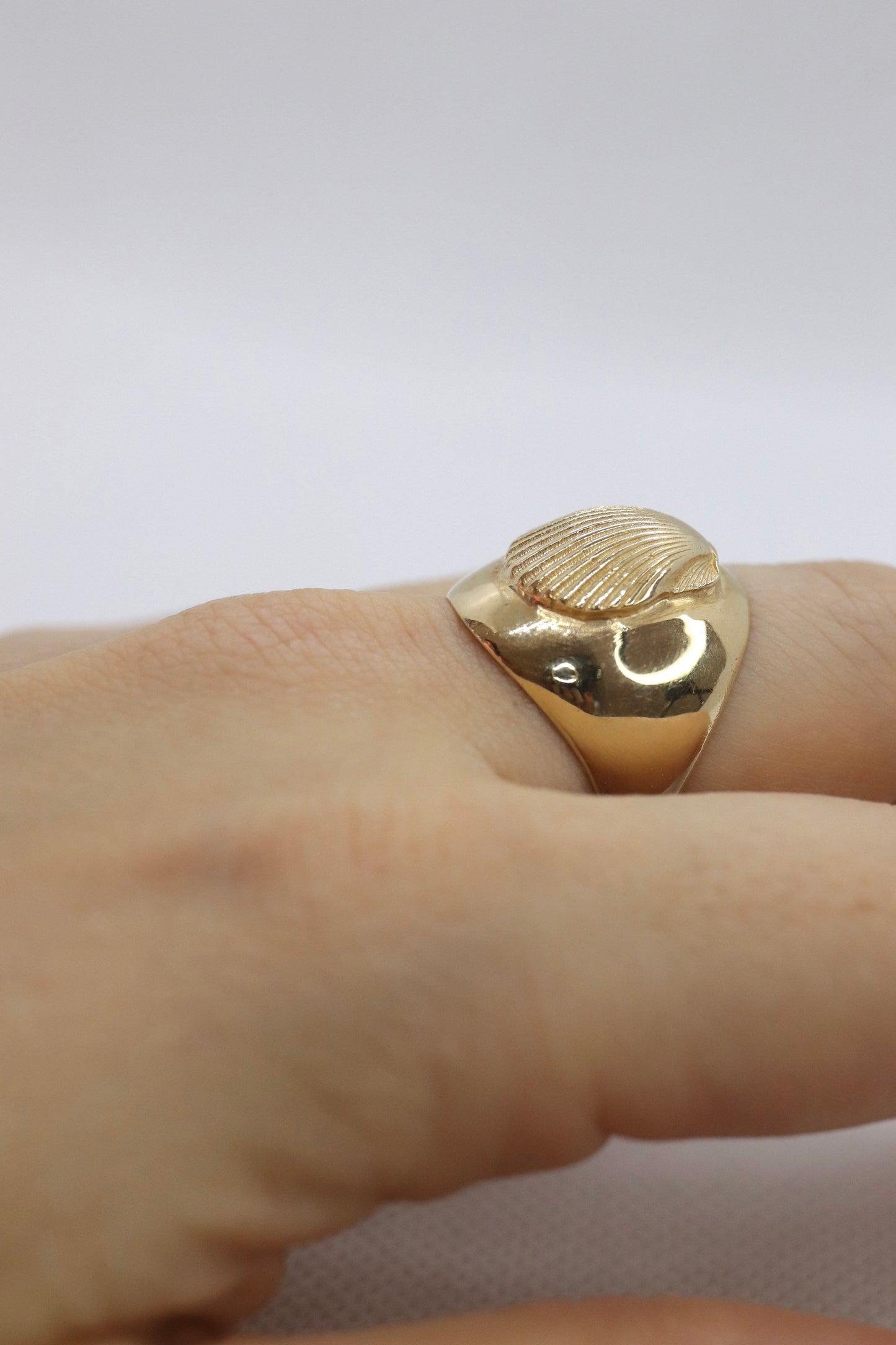 14k Heavy SHELL Embossed ring. 14k Yellow Gold Bulky SEASHELL Clam Signet ring 12Grams sz7.5