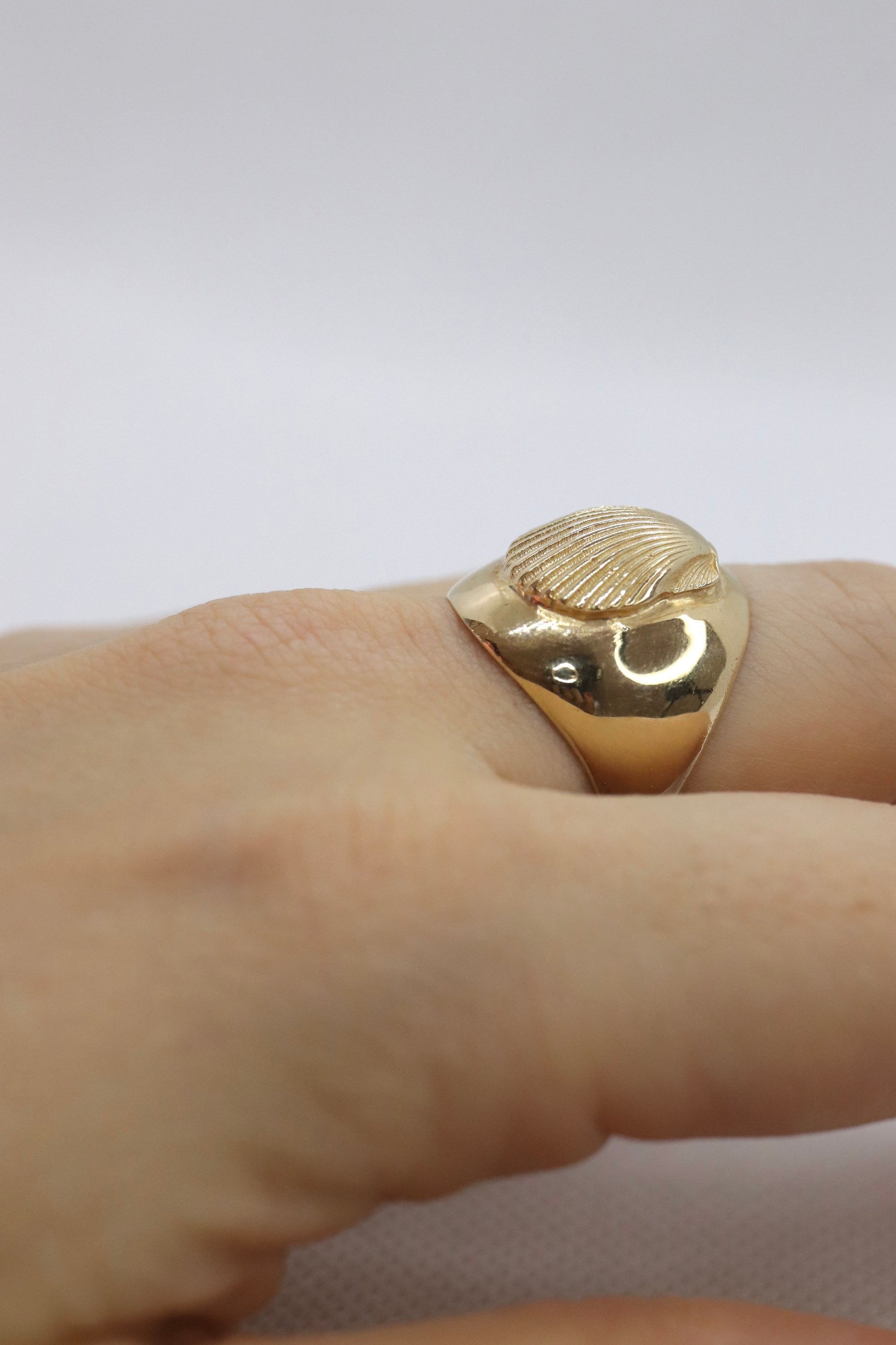 14k Heavy SHELL Embossed ring. 14k Yellow Gold Bulky SEASHELL Clam Signet ring 12Grams sz7.5