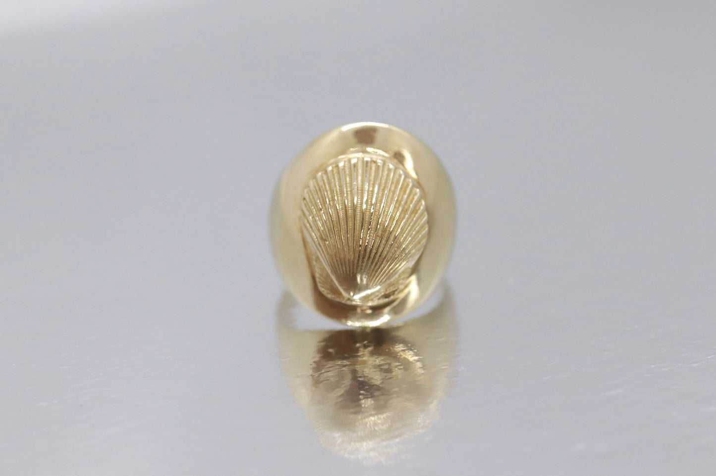 14k Heavy SHELL Embossed ring. 14k Yellow Gold Bulky SEASHELL Clam Signet ring 12Grams sz7.5