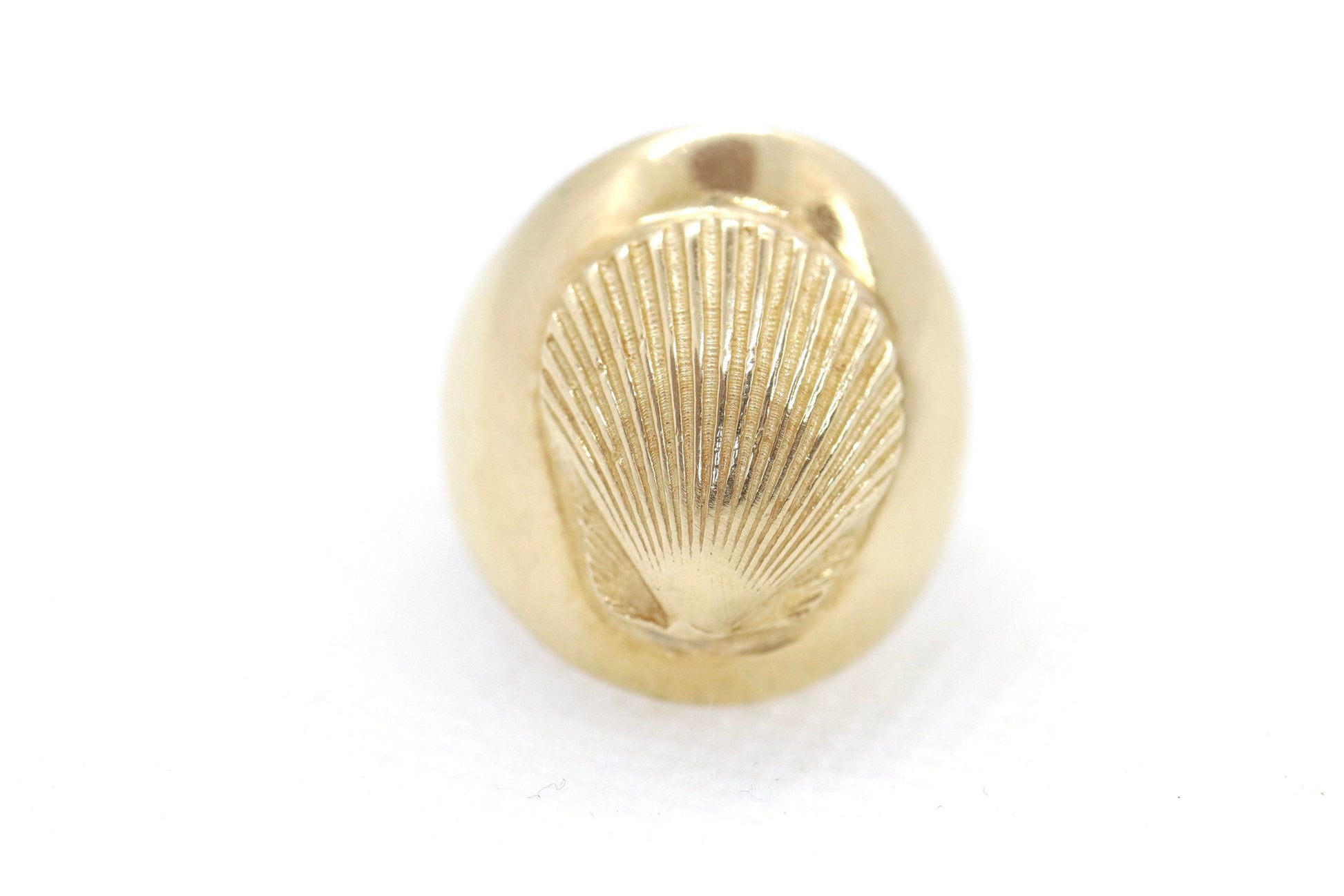 14k Heavy SHELL Embossed ring. 14k Yellow Gold Bulky SEASHELL Clam Signet ring 12Grams sz7.5