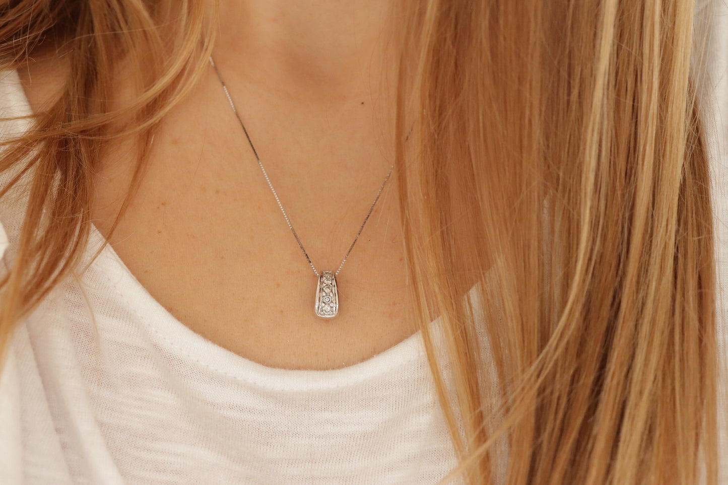 14k OTC 5 diamond Journey Pendant and necklace. 0.23ctw of diamonds on a 14k Box chain necklace st112