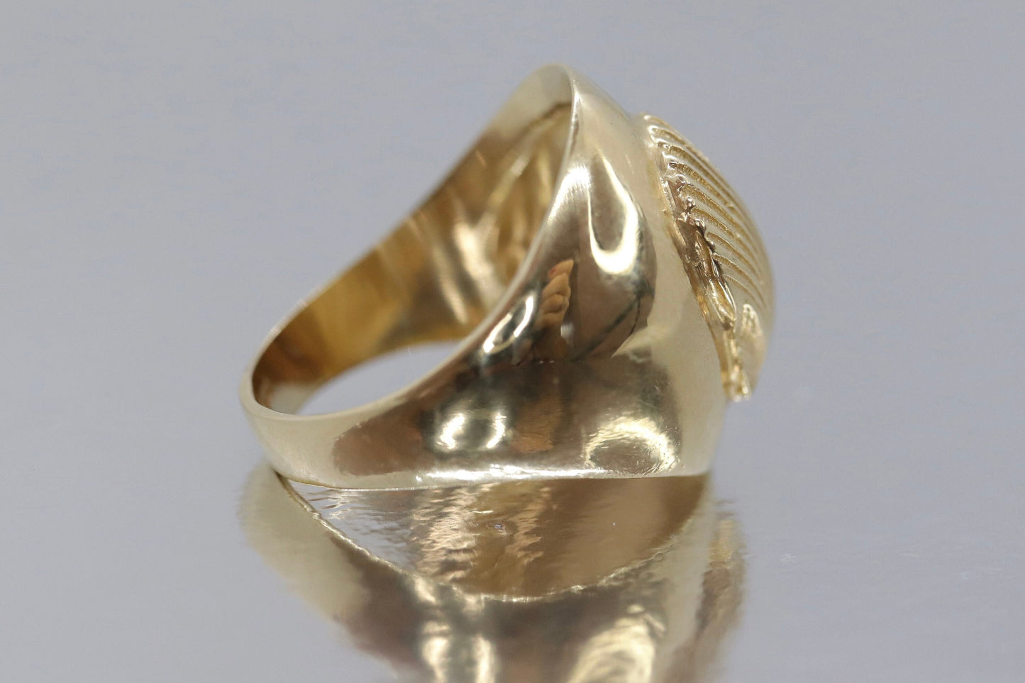 14k Heavy SHELL Embossed ring. 14k Yellow Gold Bulky SEASHELL Clam Signet ring 12Grams sz7.5