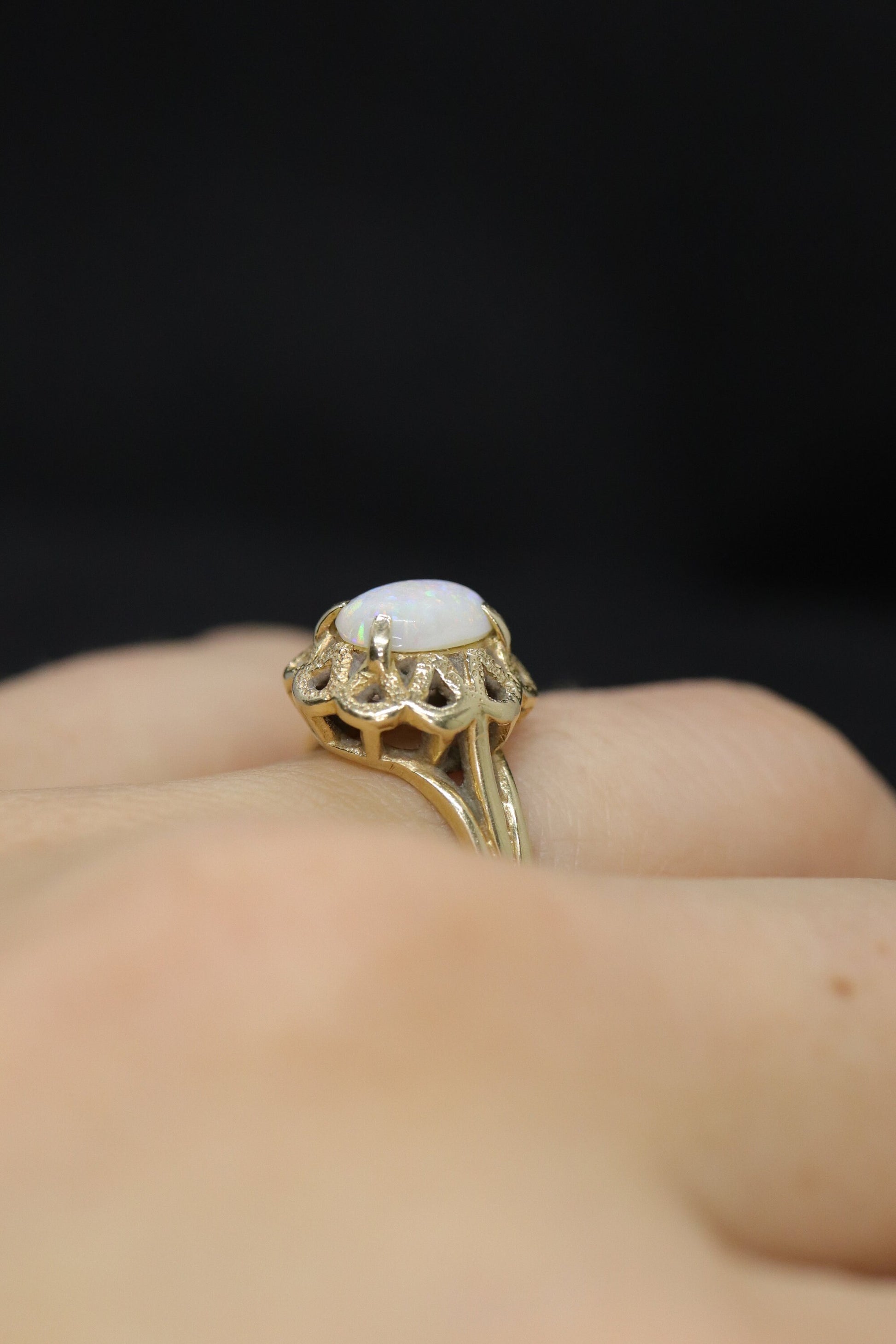 14k Opal Solitaire Claw set ring. Opal solitaire band. st(69/11)