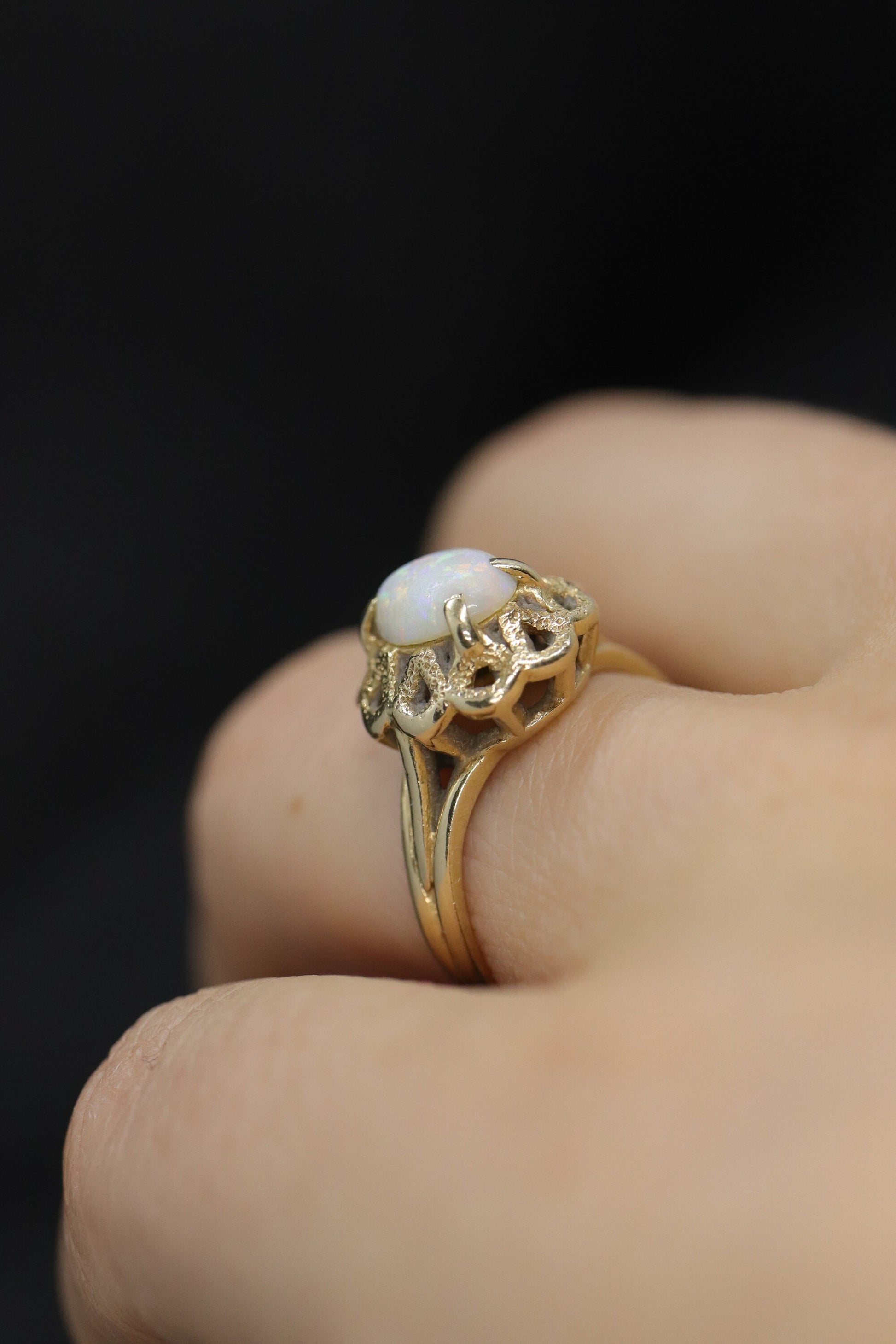 14k Opal Solitaire Claw set ring. Opal solitaire band. st(69/11)