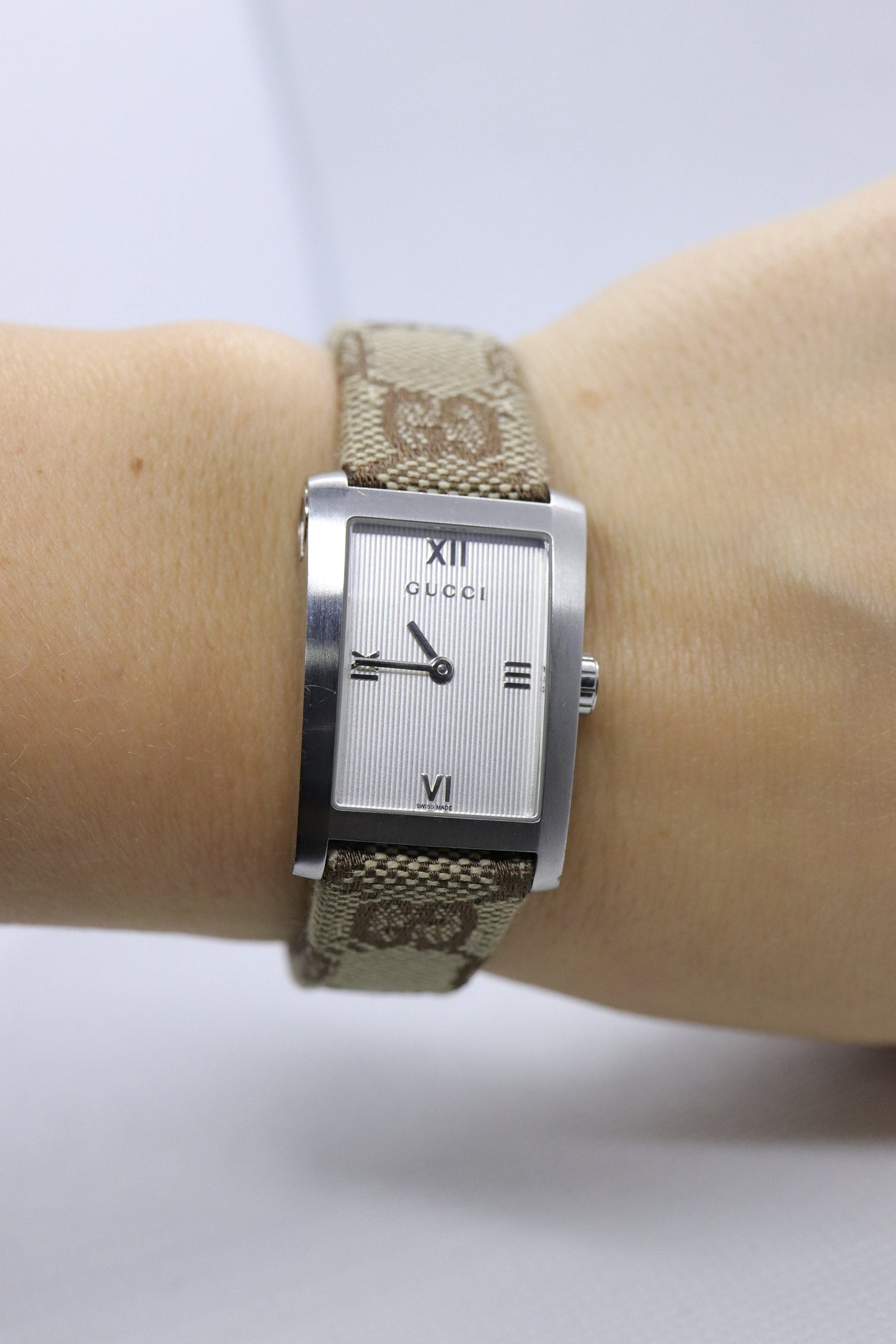 Vintage GUCCI 8600J Quartz Canvas and Leather Watch Timepiece