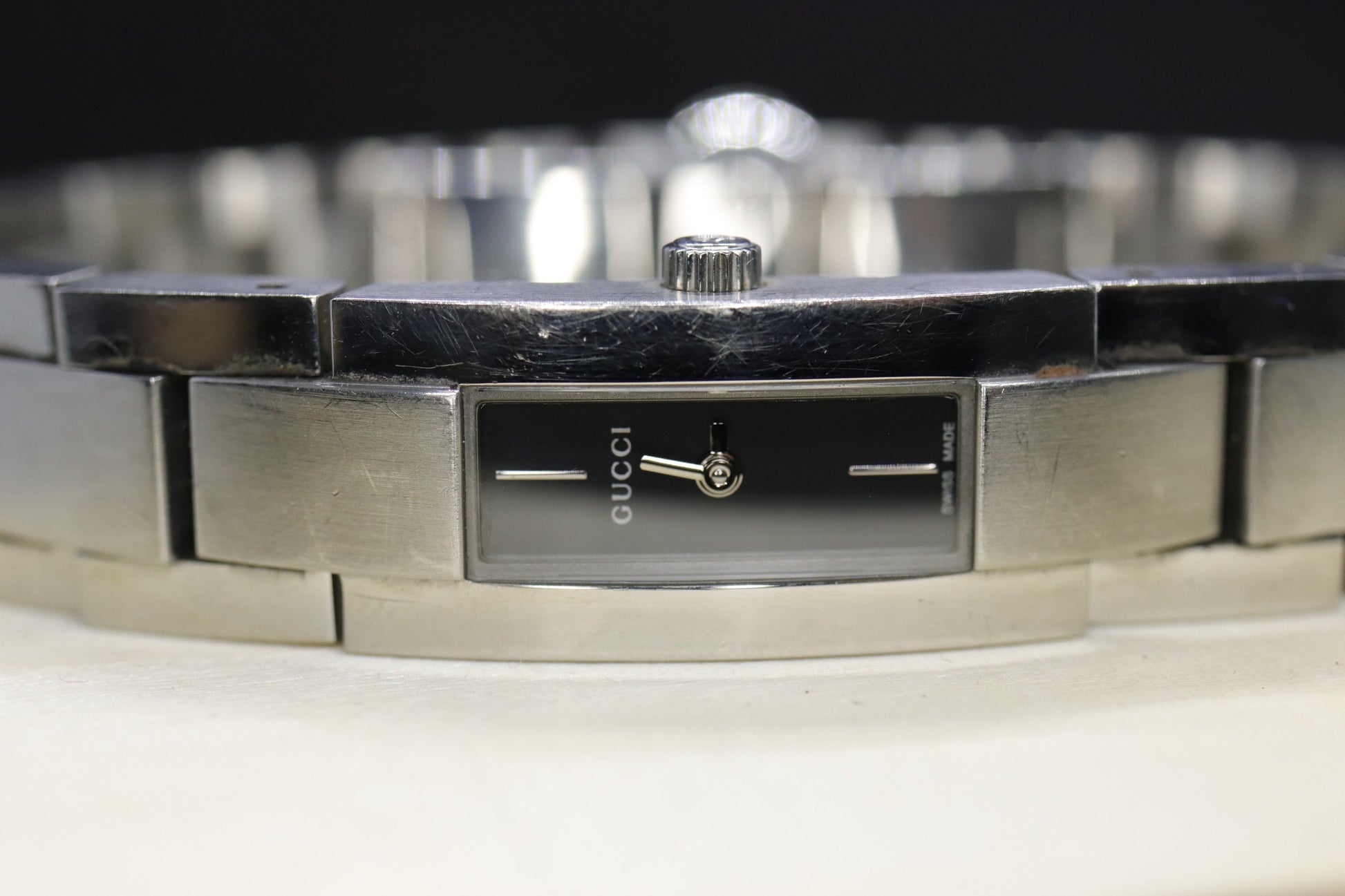 Vintage GUCCI 4600L Quartz Watch Timepiece. Ladies Gucci Stainless Steel watch
