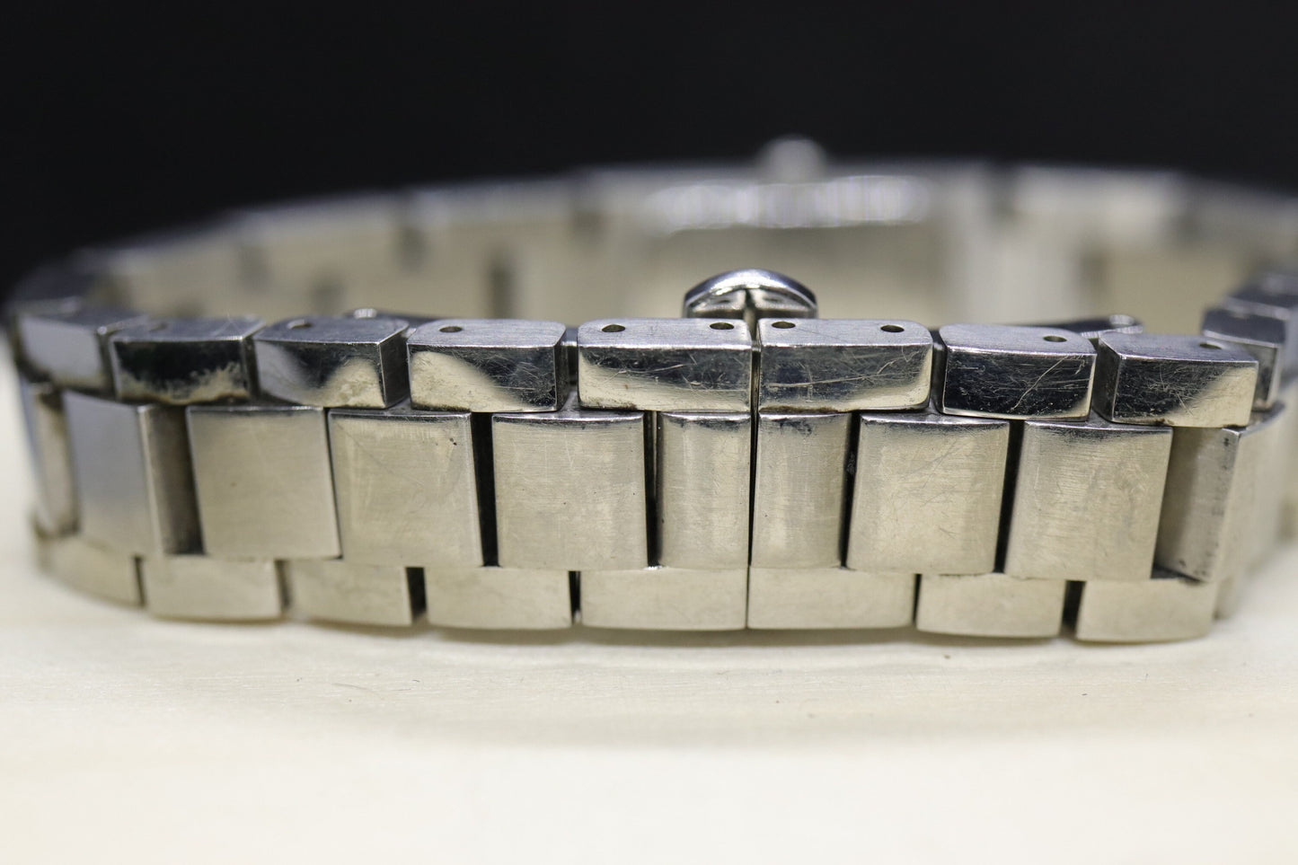 Vintage GUCCI 4600L Quartz Watch Timepiece. Ladies Gucci Stainless Steel watch