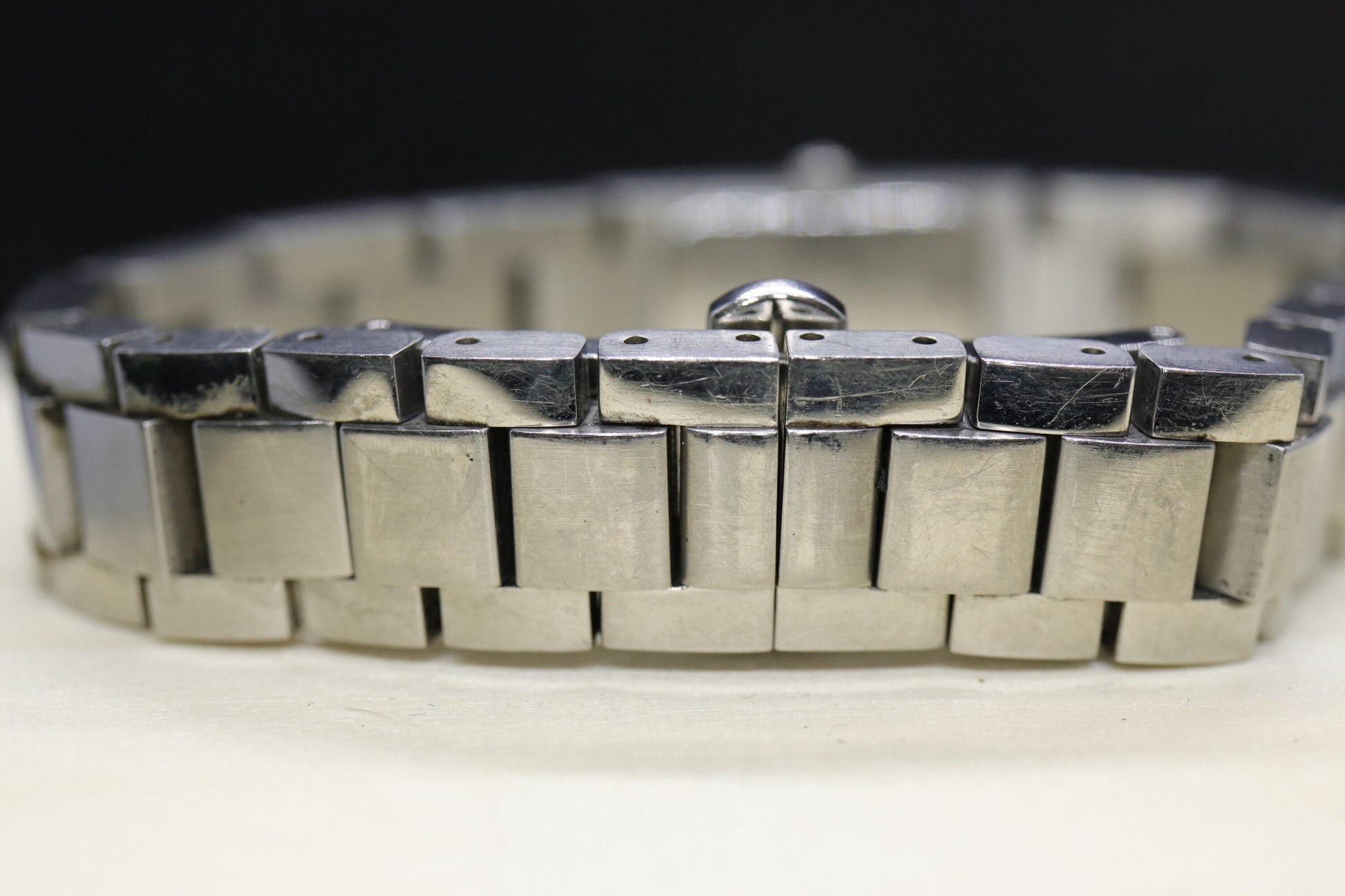 Vintage GUCCI 4600L Quartz Watch Timepiece. Ladies Gucci Stainless Steel watch