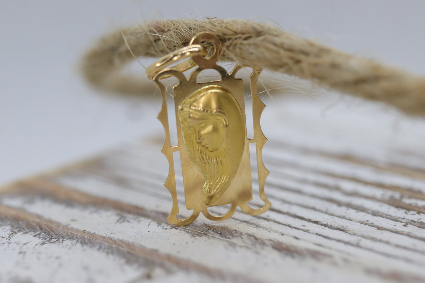 Vintage 18k Yellow Gold Pendant. Madonna Pendant. VIRGIN Mary Pendant. Mother Medallion for Necklace or Medal (134/17)