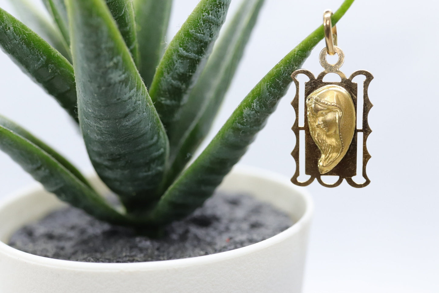 Vintage 18k Yellow Gold Pendant. Madonna Pendant. VIRGIN Mary Pendant. Mother Medallion for Necklace or Medal (134/17)