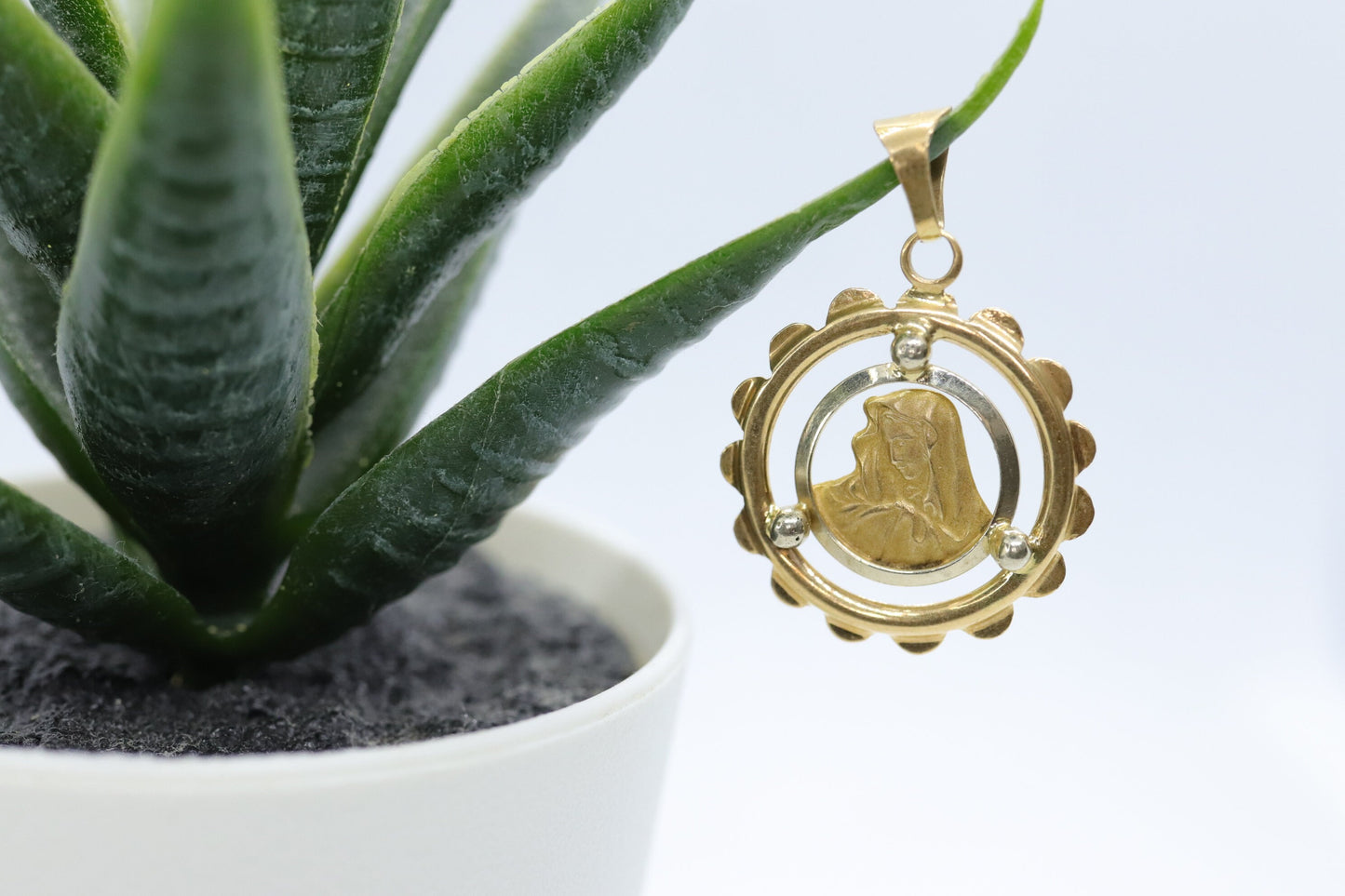 Vintage 18k Yellow Gold Pendant. Madonna Pendant. VIRGIN Mary Pendant. Mother Medallion for Necklace or Medal (134/17)