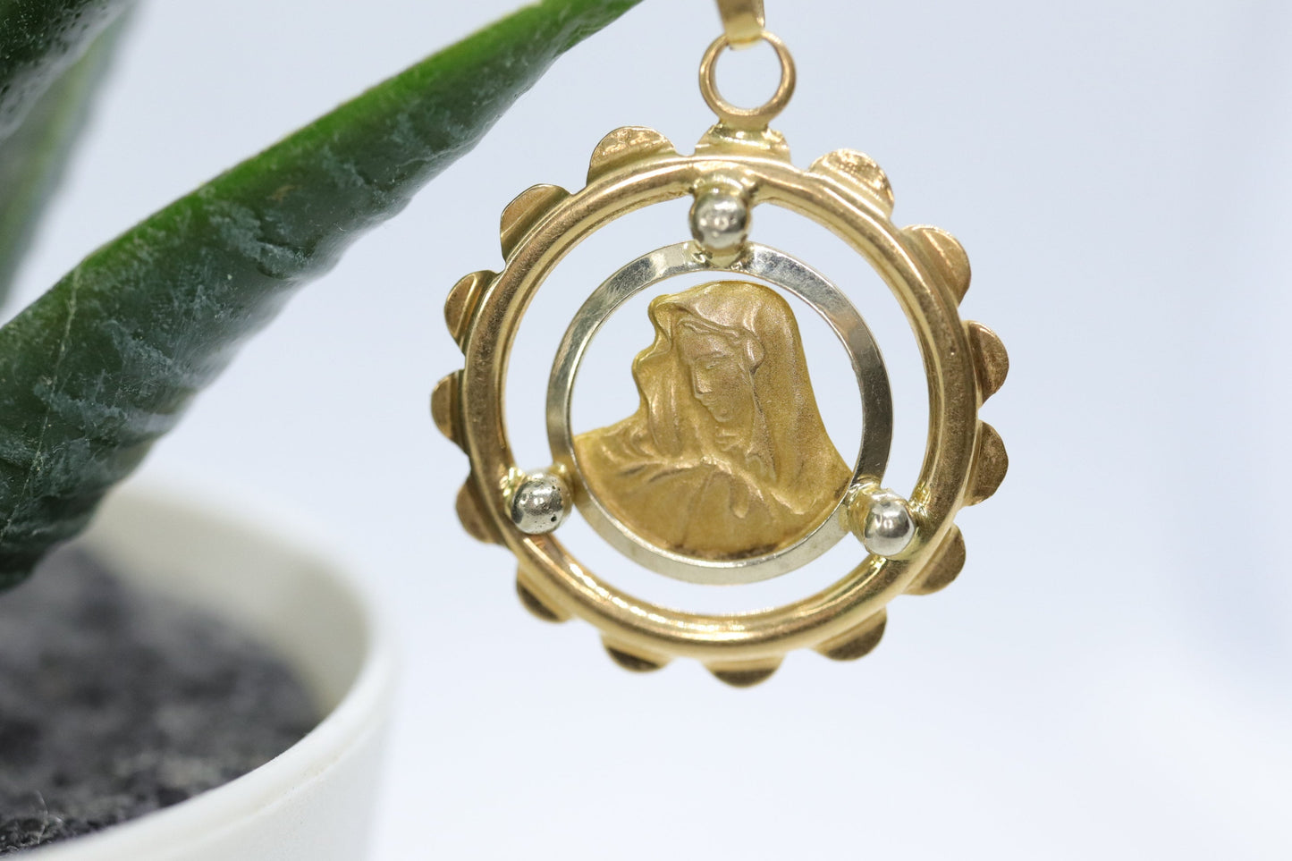 Vintage 18k Yellow Gold Pendant. Madonna Pendant. VIRGIN Mary Pendant. Mother Medallion for Necklace or Medal (134/17)