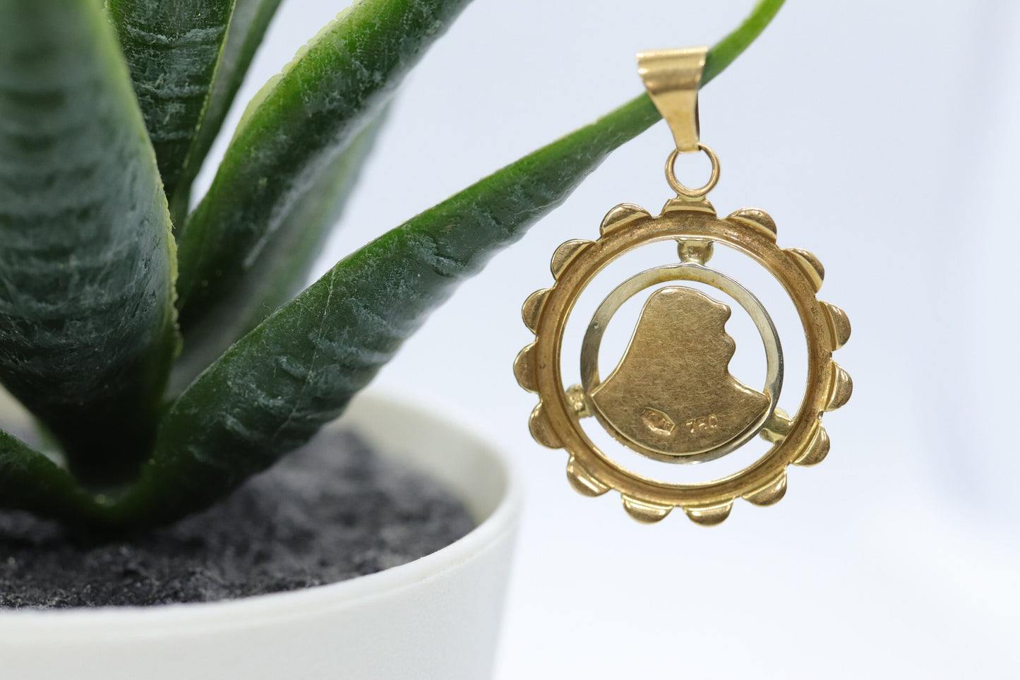 Vintage 18k Yellow Gold Pendant. Madonna Pendant. VIRGIN Mary Pendant. Mother Medallion for Necklace or Medal (134/17)