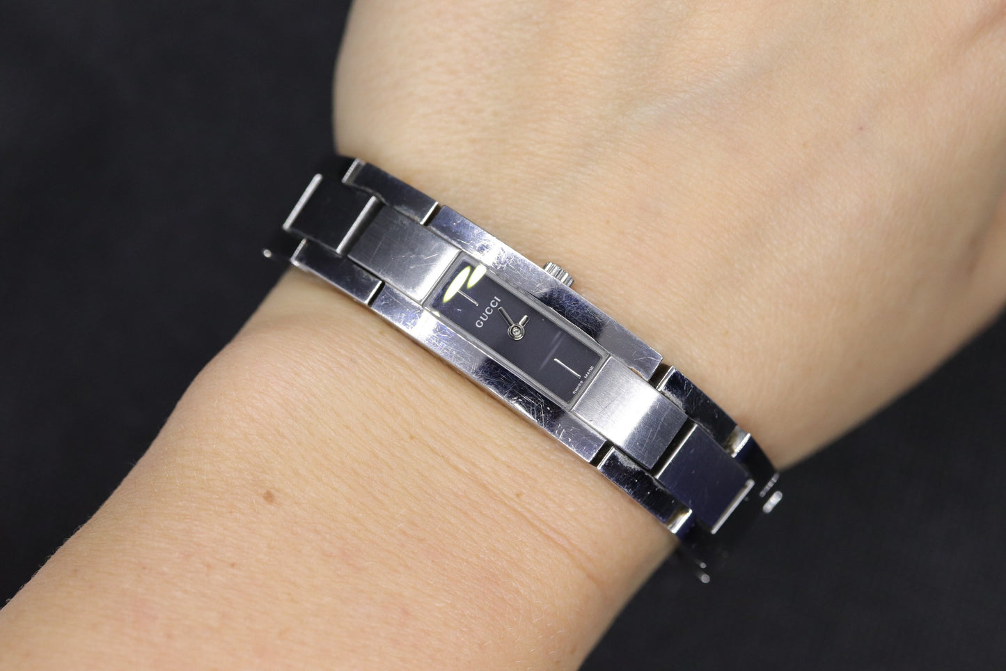Vintage GUCCI 4600L Quartz Watch Timepiece. Ladies Gucci Stainless Steel watch