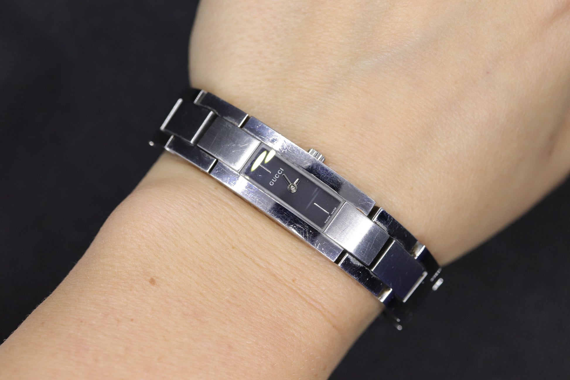 Vintage GUCCI 4600L Quartz Watch Timepiece. Ladies Gucci Stainless Steel watch