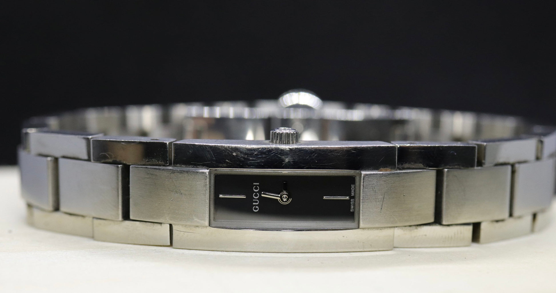 Vintage GUCCI 4600L Quartz Watch Timepiece. Ladies Gucci Stainless Steel watch