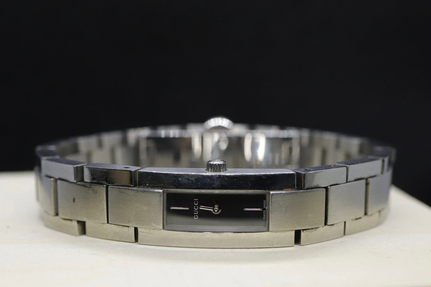 Vintage GUCCI 4600L Quartz Watch Timepiece. Ladies Gucci Stainless Steel watch