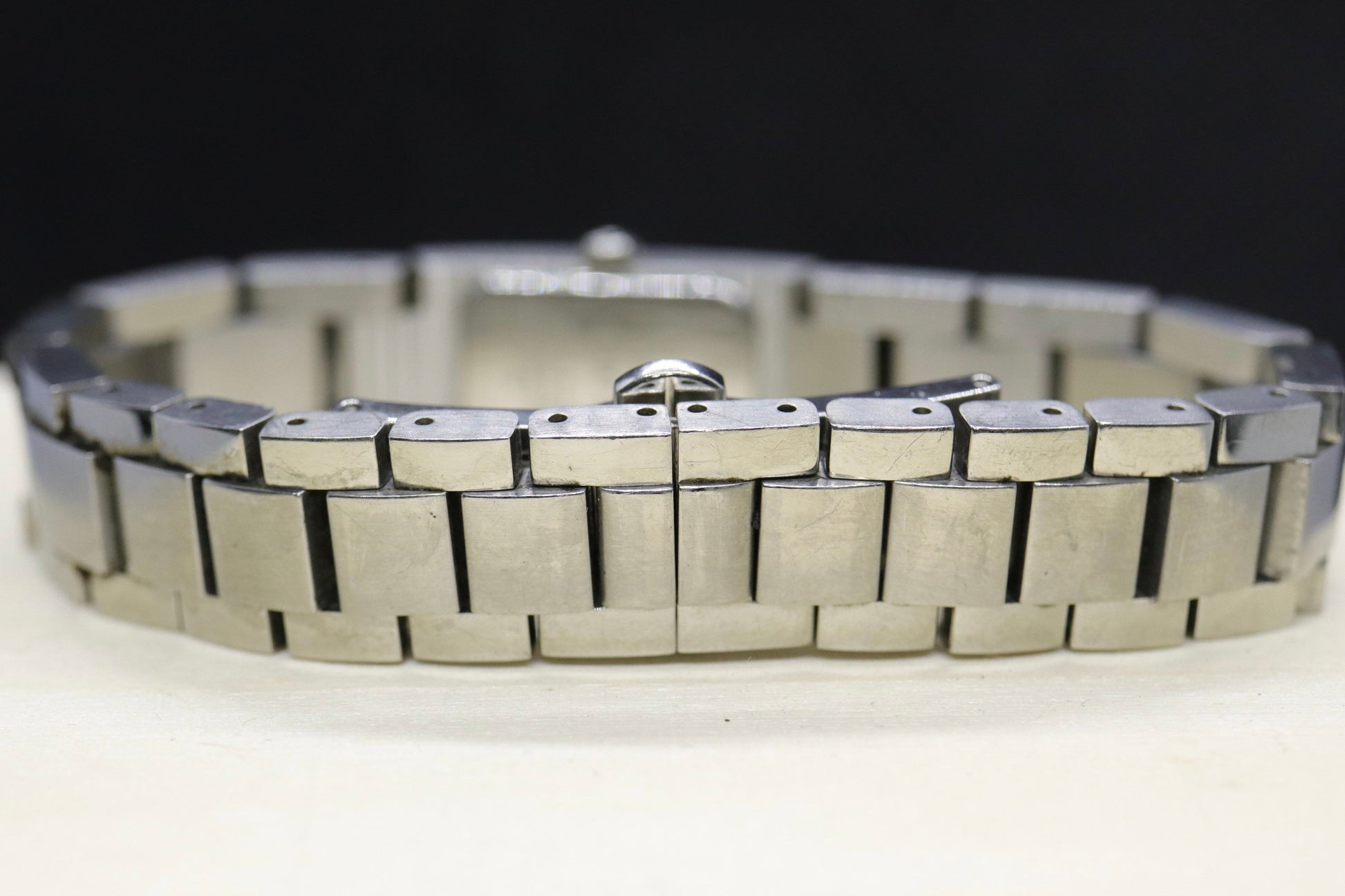Vintage GUCCI 4600L Quartz Watch Timepiece. Ladies Gucci Stainless Steel watch