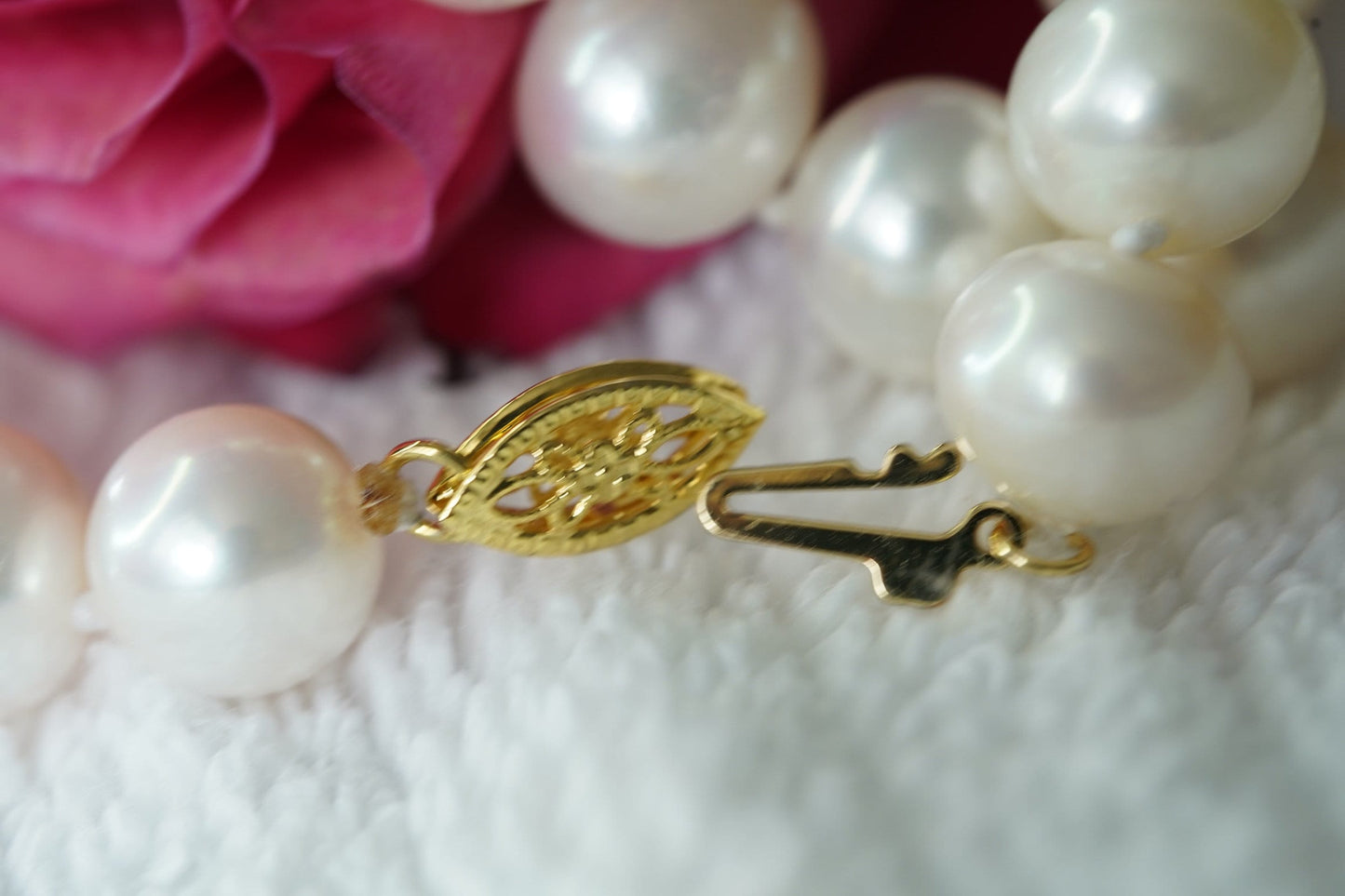 14k Gold Large Cultured freshwater Pearls. 15in length. Knotted strand.