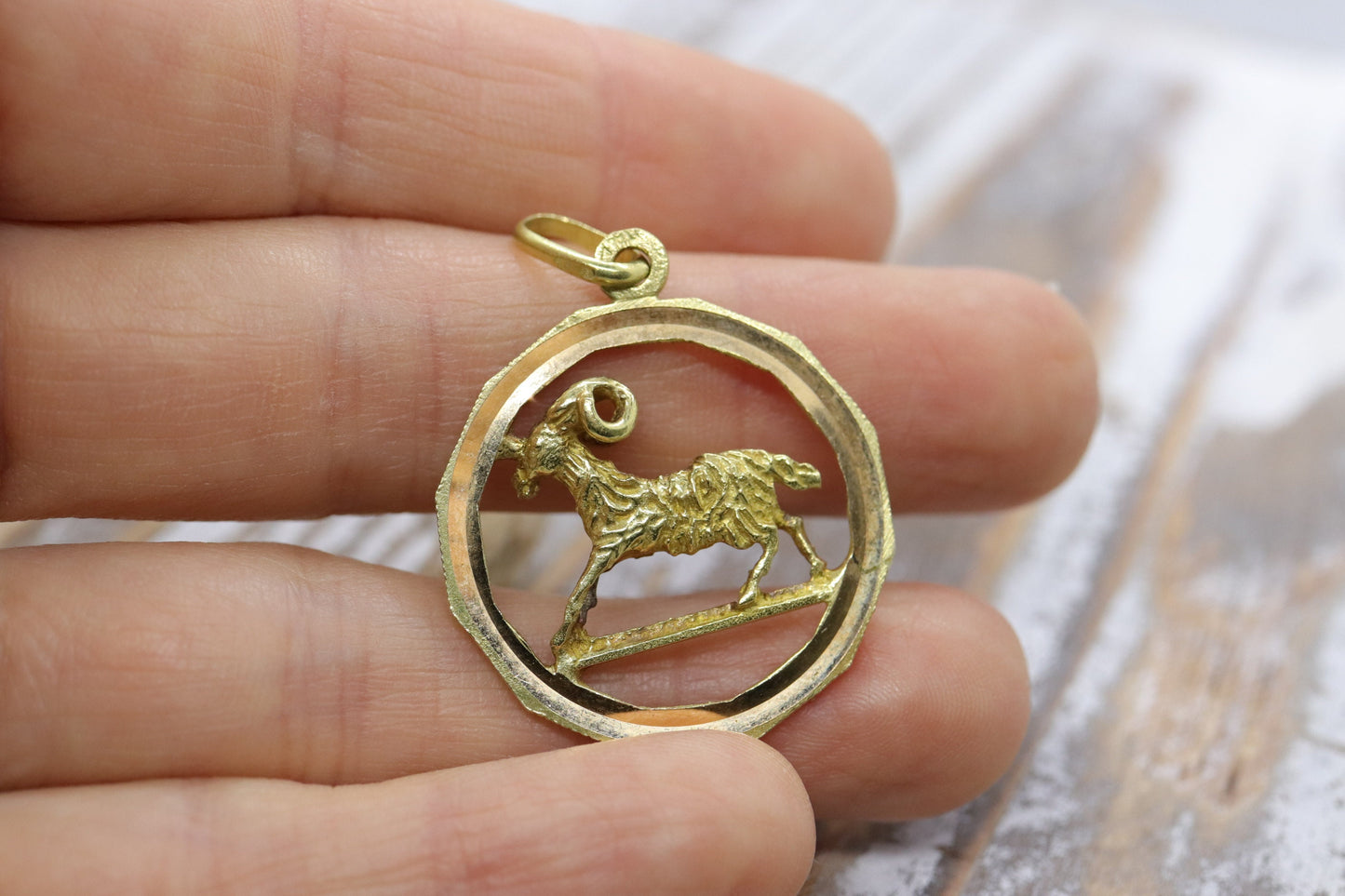 18k GOAT RAM Heavy Pendant. 750 18k Large and Heavy round Pendant Charm made in Italy 6grams