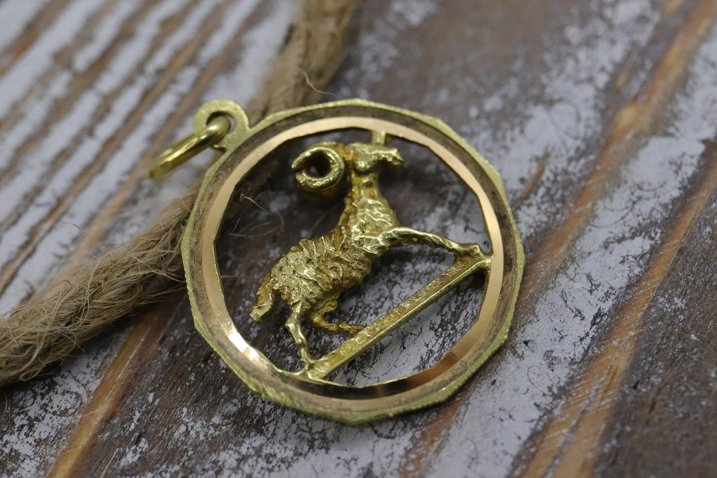 18k GOAT RAM Heavy Pendant. 750 18k Large and Heavy round Pendant Charm made in Italy 6grams