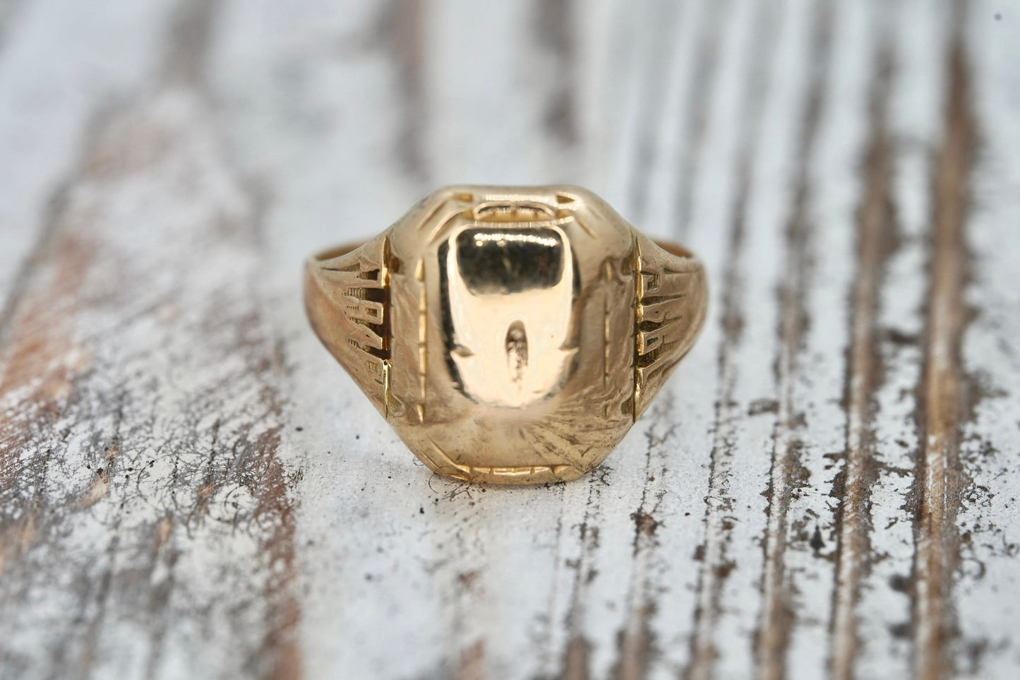 10k 1945 or 1946 Class ring. 10k Yellow Gold Vintage Class Graduation signet ring