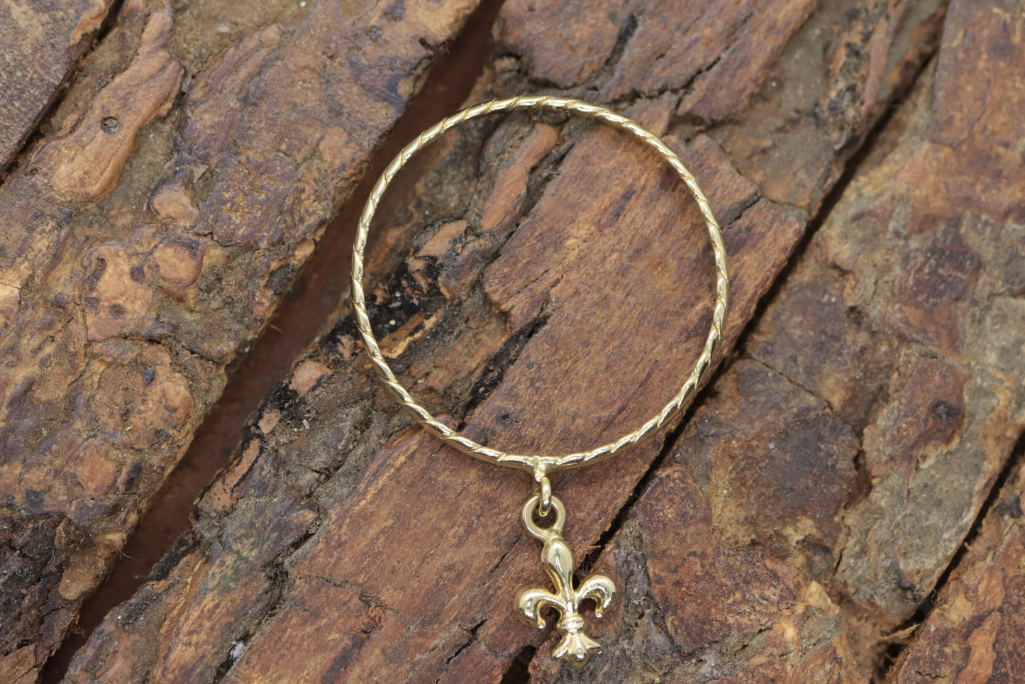 18k Fleur De LIS Charm dangle ring. Feur De Lis French Flower charm rope band.