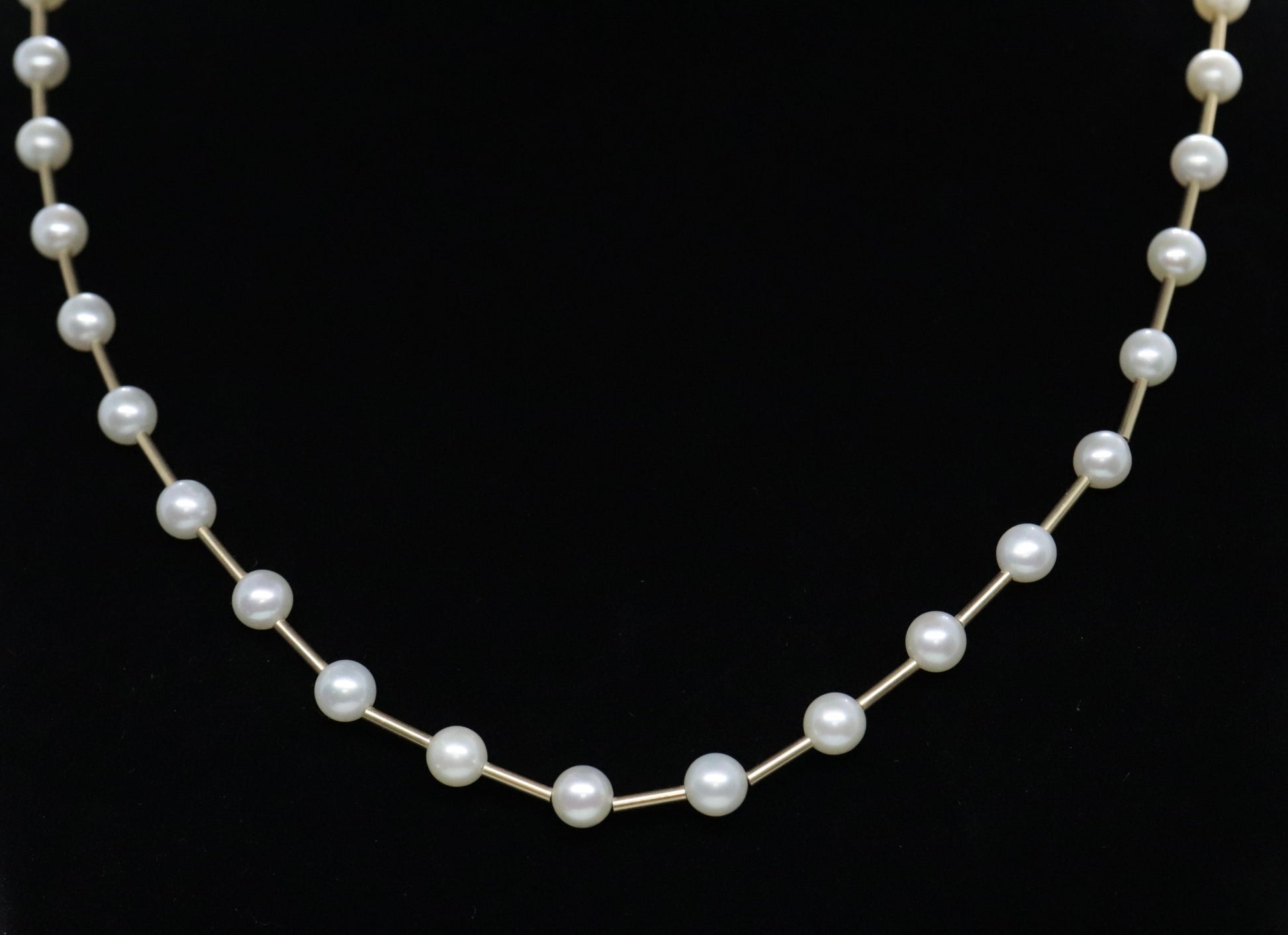 14k Gold Bead and Pearl Necklace. Intermitted Pearl 14k Necklace st(63/25)