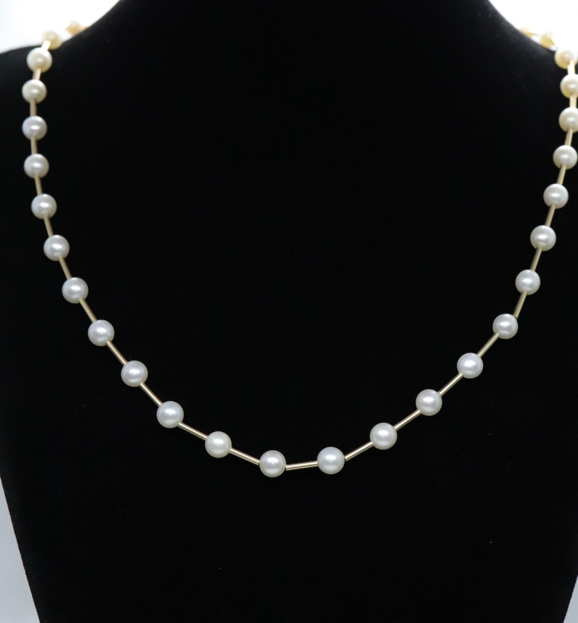 14k Gold Bead and Pearl Necklace. Intermitted Pearl 14k Necklace st(63/25)