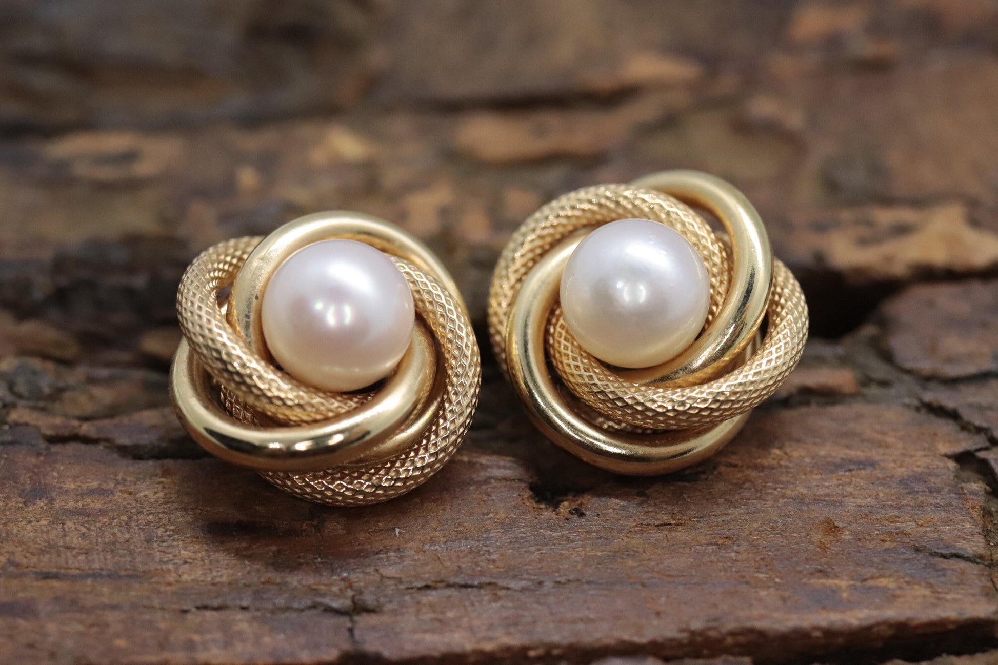 14k  Pearl Stud earrings with Rope coils. st(212/75)