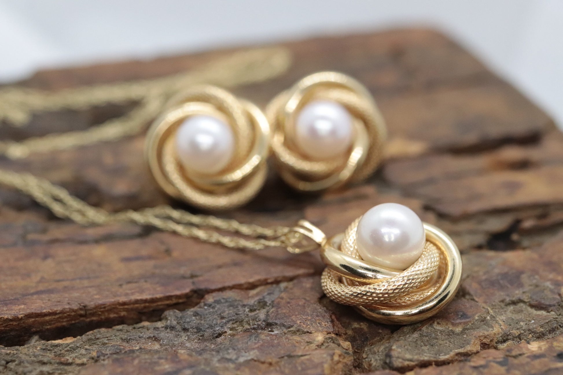 14k  Pearl Stud earrings with Rope coils. st(212/75)