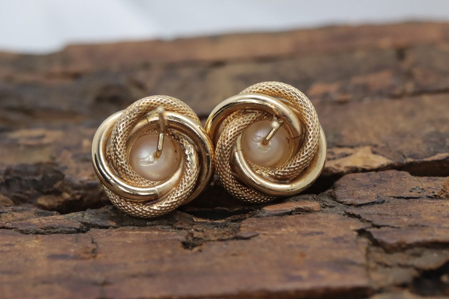 14k  Pearl Stud earrings with Rope coils. st(212/75)