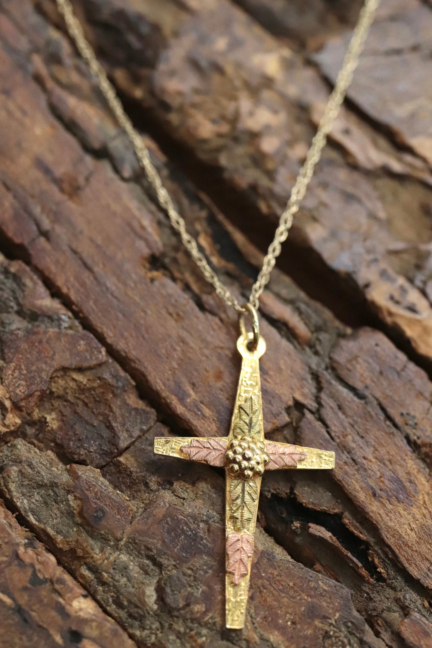 Black Hills Gold Cross Necklace. 10k multi tone Black Hills Gold Crucifix Pendant st(115/00)