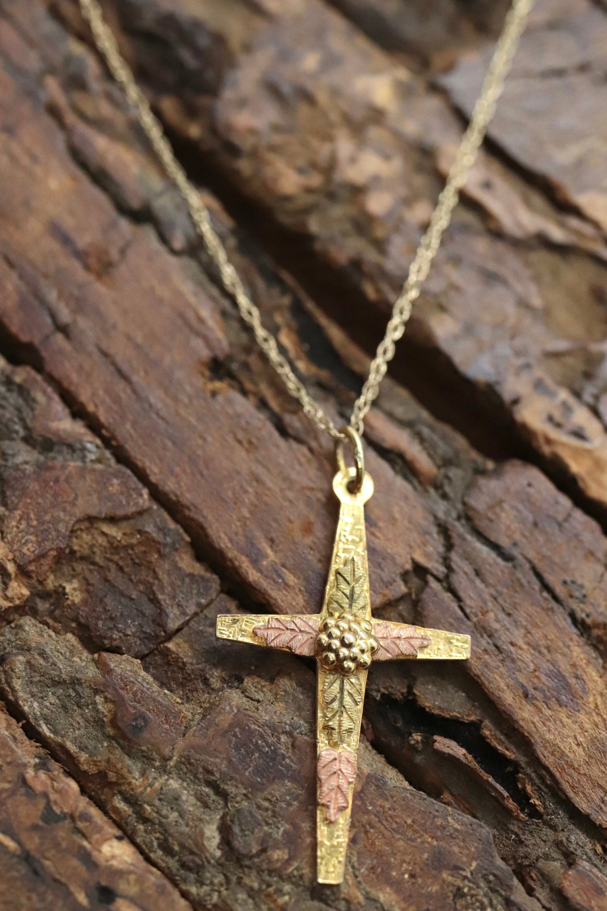 Black Hills Gold Cross Necklace. 10k multi tone Black Hills Gold Crucifix Pendant st(115/00)