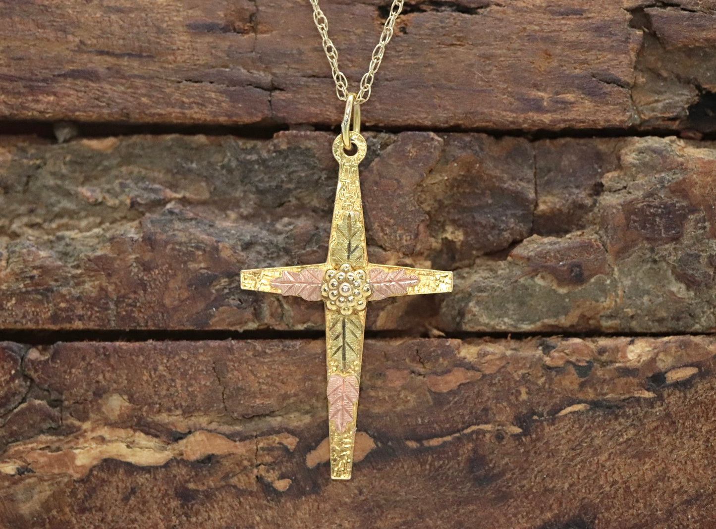 Black Hills Gold Cross Necklace. 10k multi tone Black Hills Gold Crucifix Pendant st(115/00)