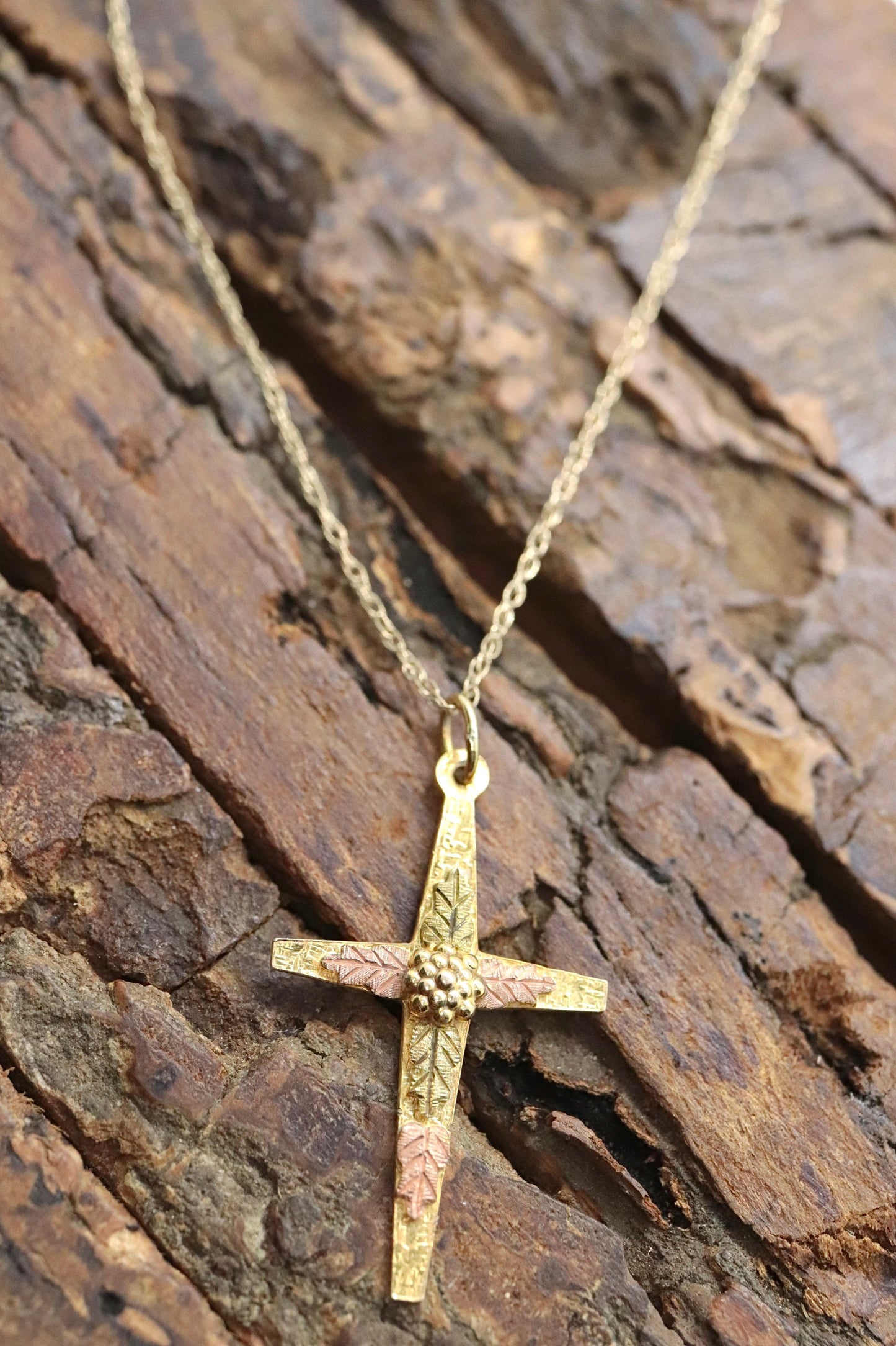 Black Hills Gold Cross Necklace. 10k multi tone Black Hills Gold Crucifix Pendant st(115/00)