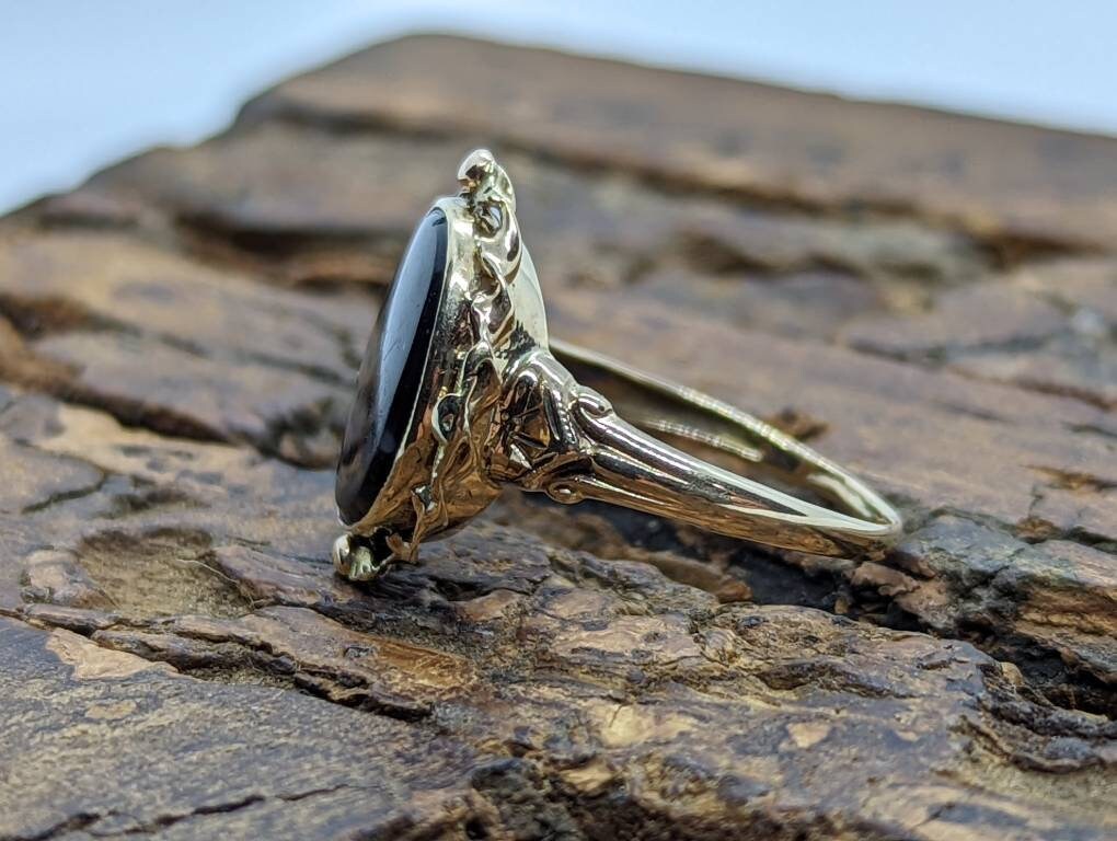 Oval Onyx ring. 10k ornate gold frame onyx ring. Mourning ring. St(103/50)