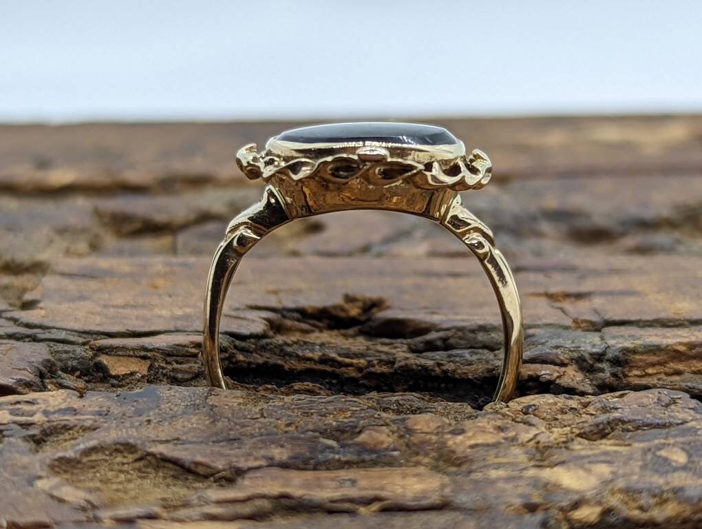 Oval Onyx ring. 10k ornate gold frame onyx ring. Mourning ring. St(103/50)