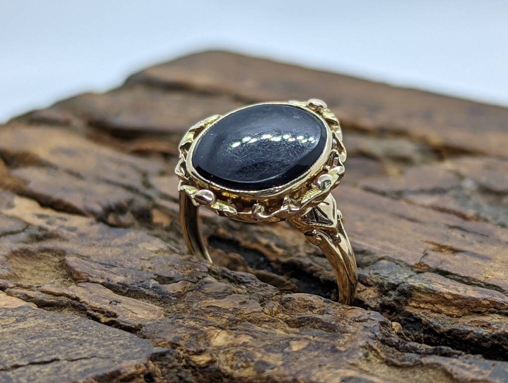 Oval Onyx ring. 10k ornate gold frame onyx ring. Mourning ring. St(103/50)