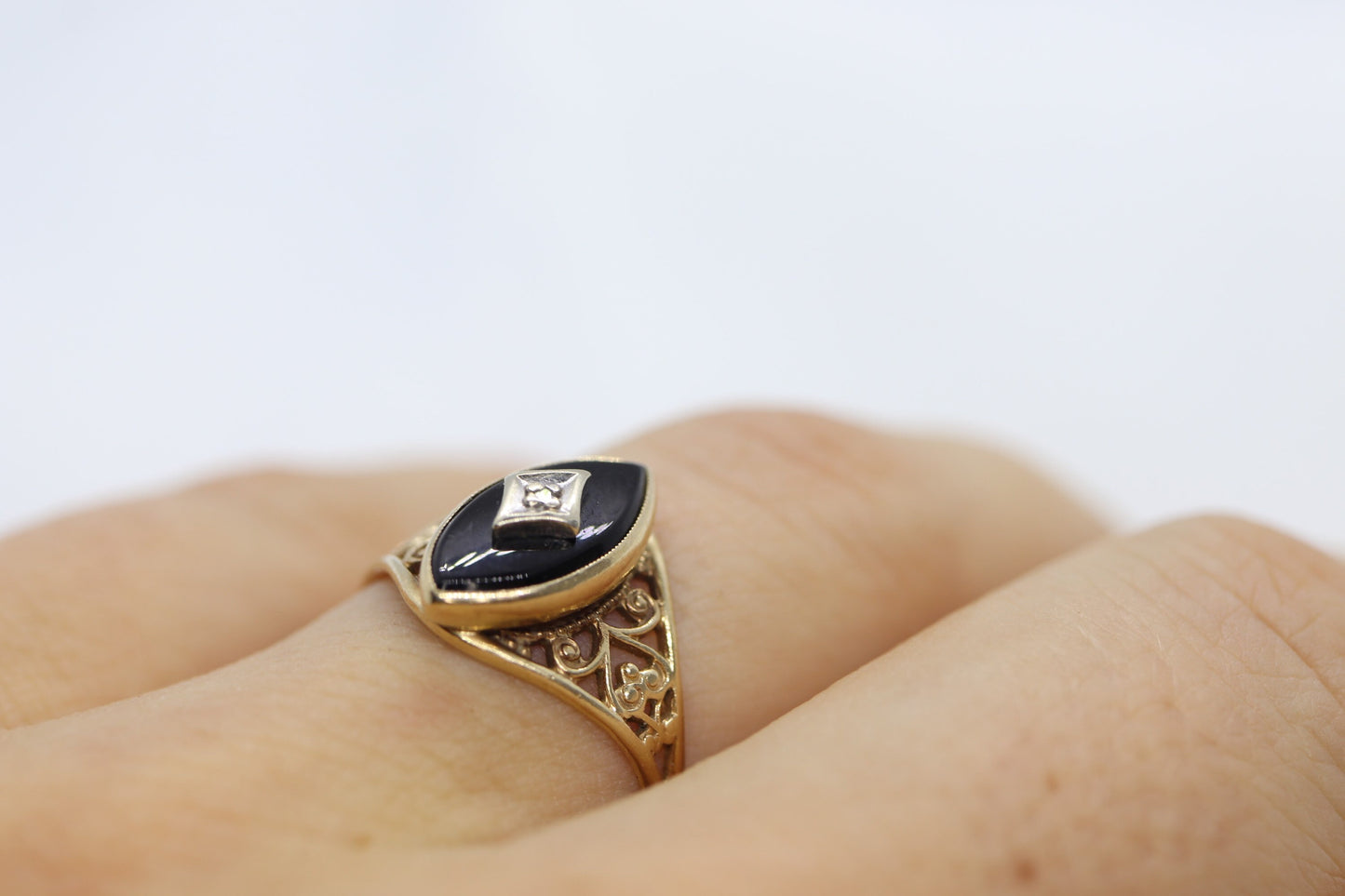 10k ONYX and diamond ring. Marquise Onyx bezel set victorian mourning ring. PSCO. st(74/75)