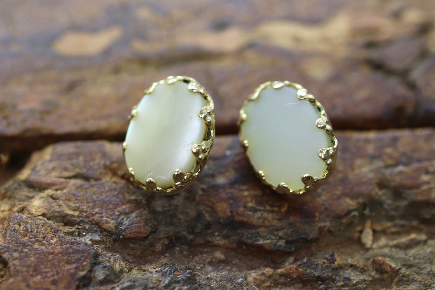 Mother of Pearl 14k Gold Stud drop Earrings. MOP st(18/68)