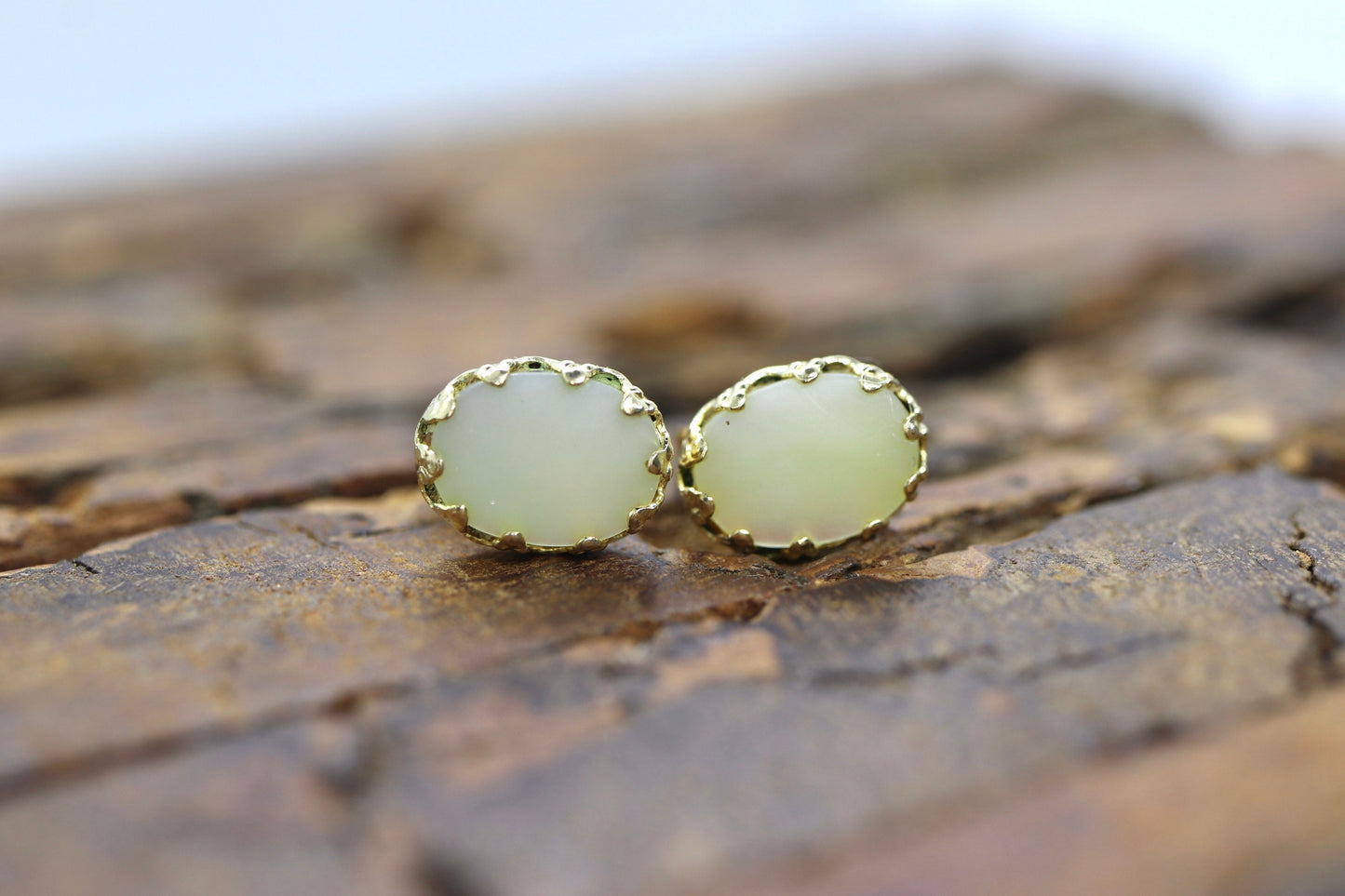 Mother of Pearl 14k Gold Stud drop Earrings. MOP st(18/68)
