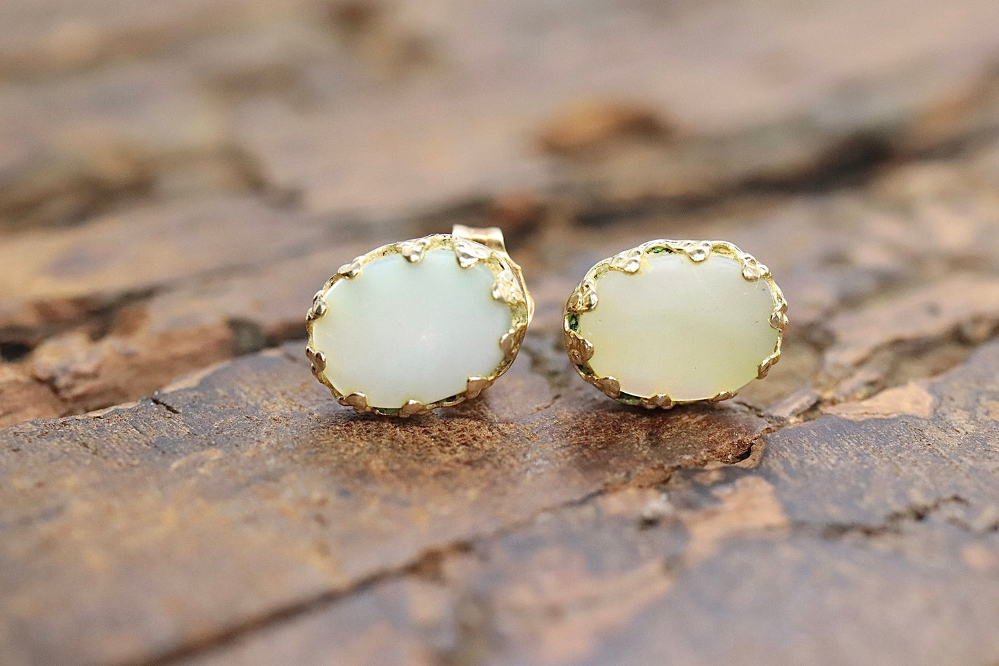 Mother of Pearl 14k Gold Stud drop Earrings. MOP st(18/68)