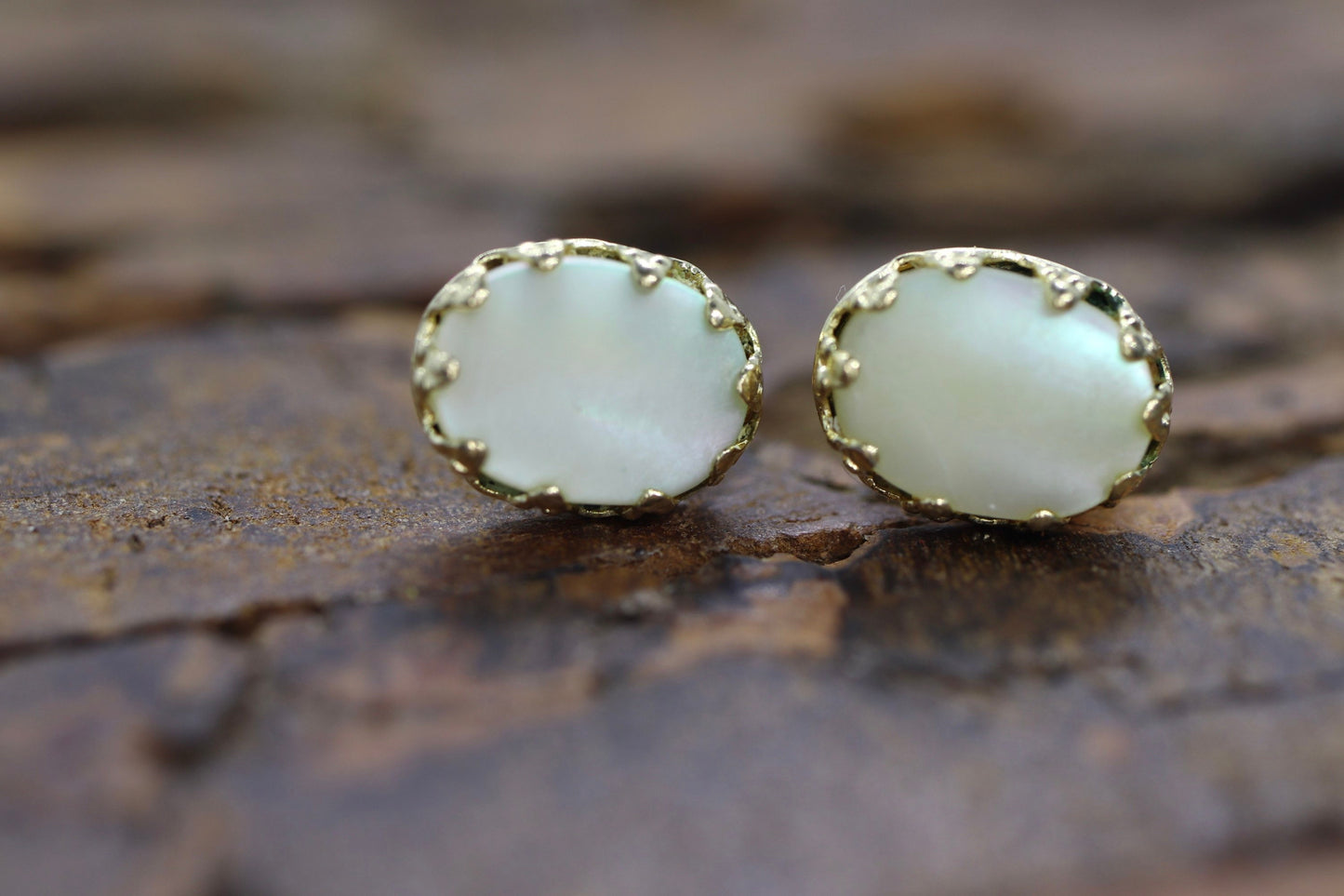 Mother of Pearl 14k Gold Stud drop Earrings. MOP st(18/68)