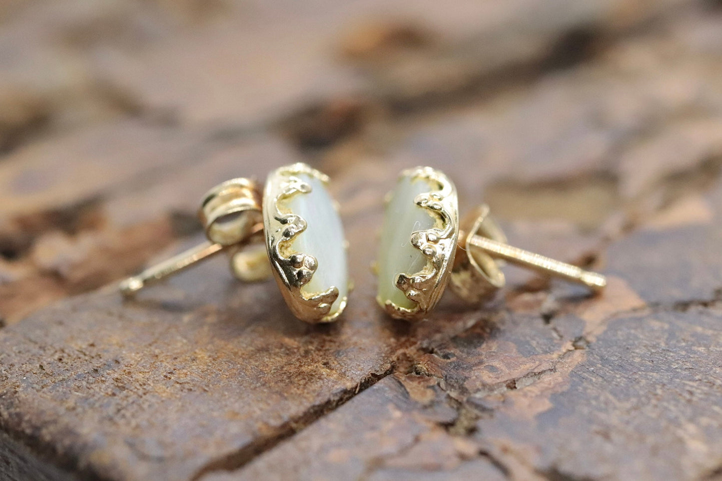 Mother of Pearl 14k Gold Stud drop Earrings. MOP st(18/68)