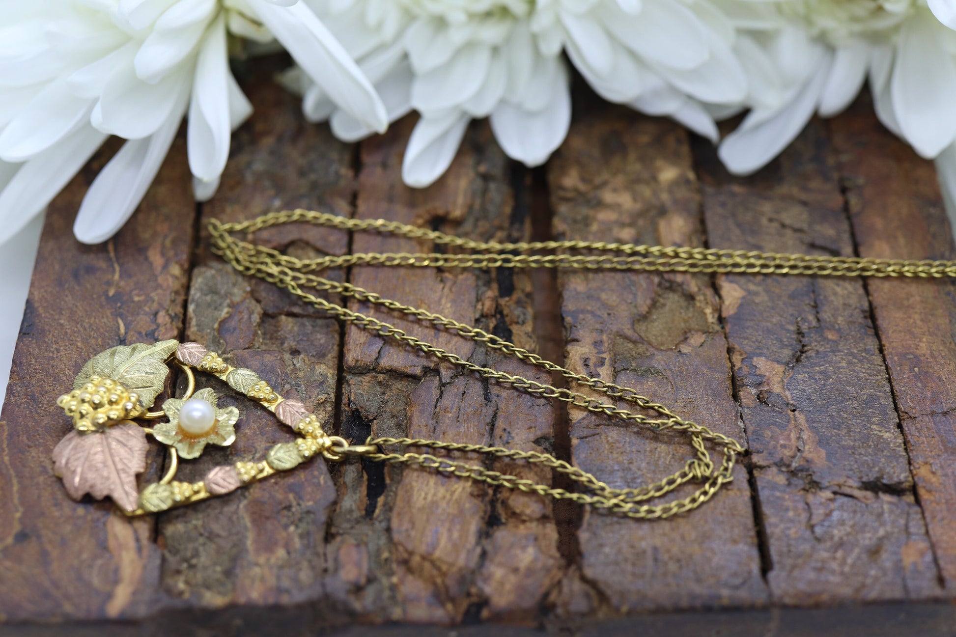 10k 12k Black Hills Gold Pendant with a Pearl. Black Hills Gold Vine Leaves Charm st(92/11)