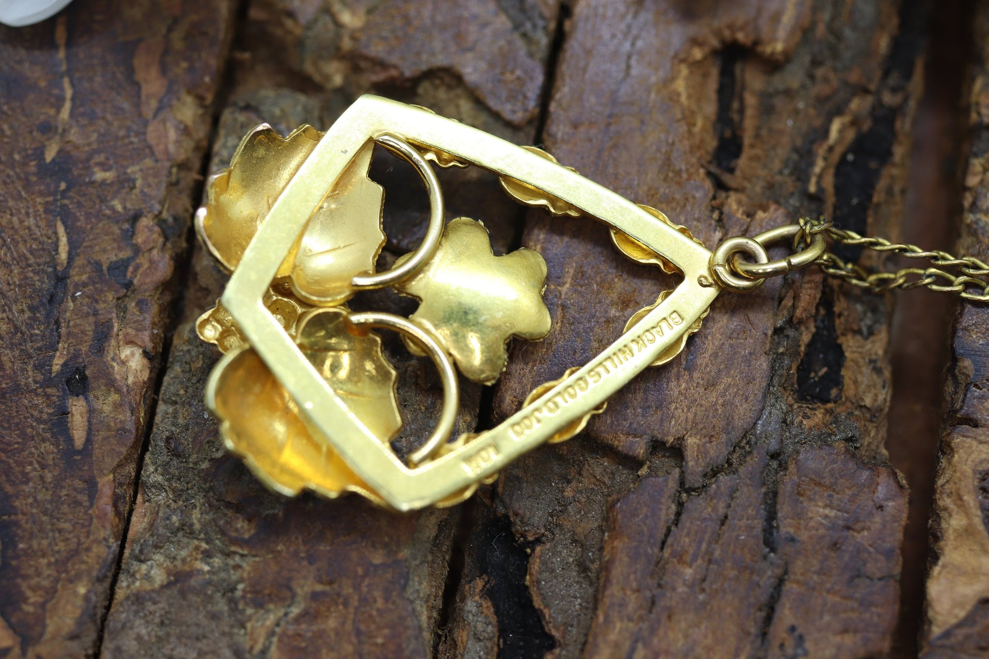 10k 12k Black Hills Gold Pendant with a Pearl. Black Hills Gold Vine Leaves Charm st(92/11)