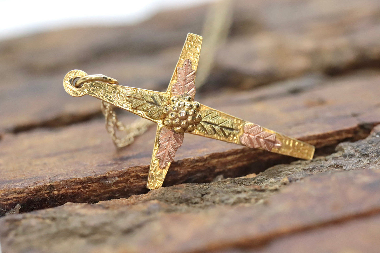 Black Hills Gold Cross Necklace. 10k multi tone Black Hills Gold Crucifix Pendant st(115/00)