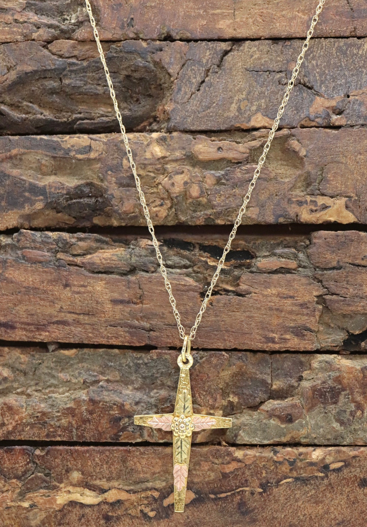 Black Hills Gold Cross Necklace. 10k multi tone Black Hills Gold Crucifix Pendant st(115/00)
